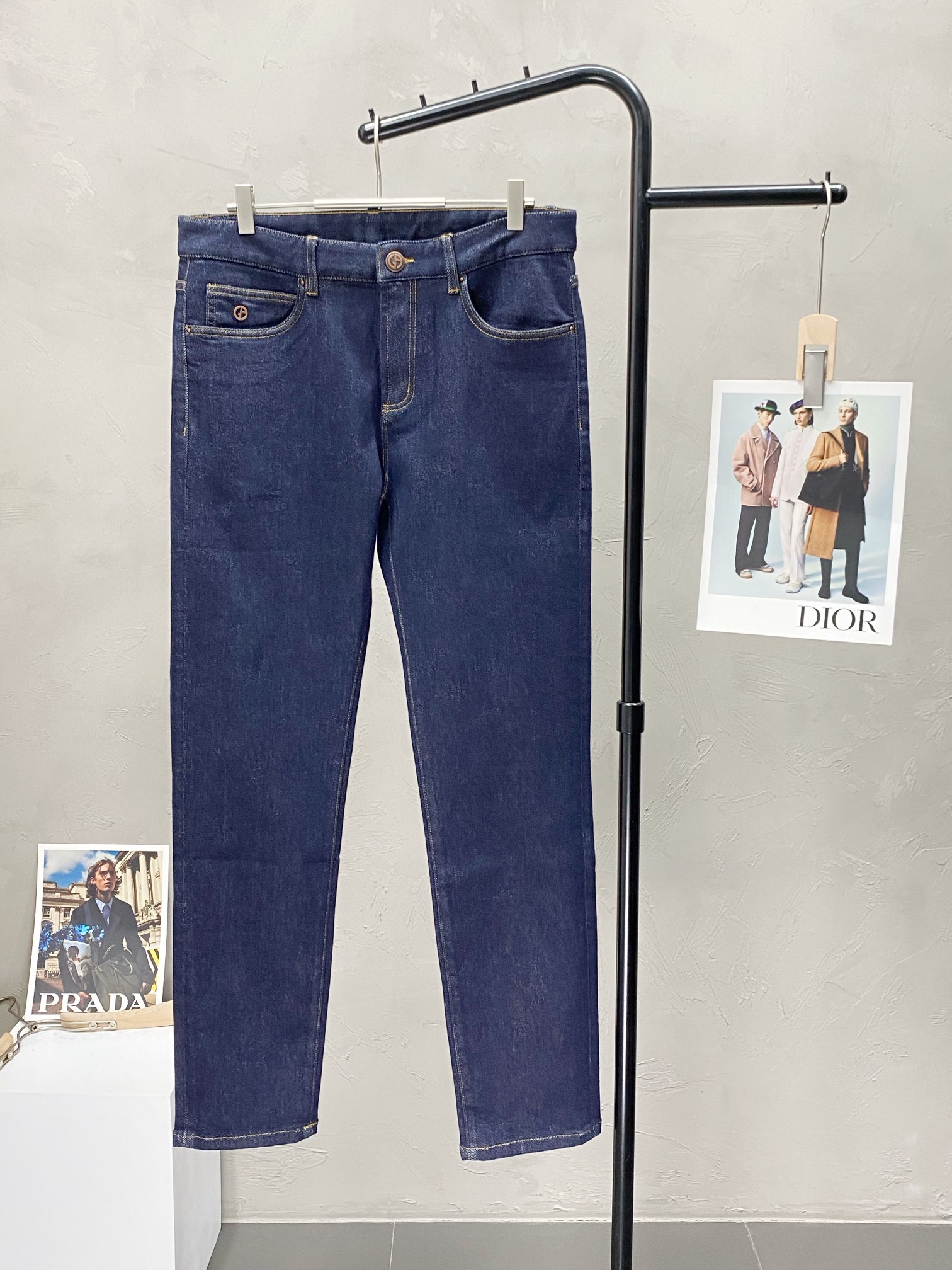 P640 ARMANI Armani 💥 Exclusive exclusive new casual jeans 👖 High-end version! Counter customized fabric Breathable comfort high impeccable details brand elements design concept reflects high quality feel delicate and soft! Presenting casual tailoring on the body shape is superb! Yardage: 30-38