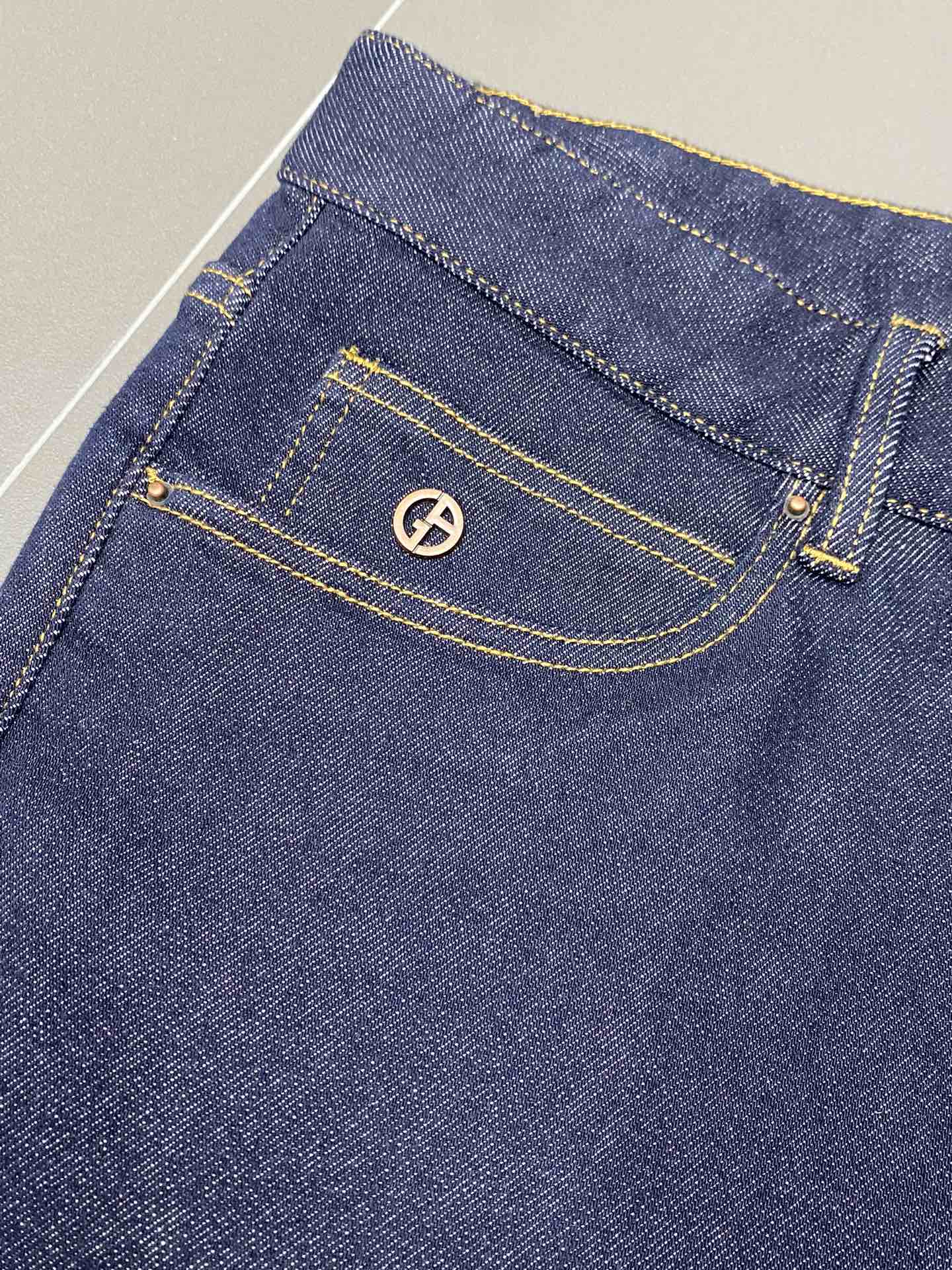 P640 ARMANI Armani 💥 Exclusive exclusive new casual jeans 👖 High-end version! Counter customized fabric Breathable comfort high impeccable details brand elements design concept reflects high quality feel delicate and soft! Presenting casual tailoring on the body shape is superb! Yardage: 30-38