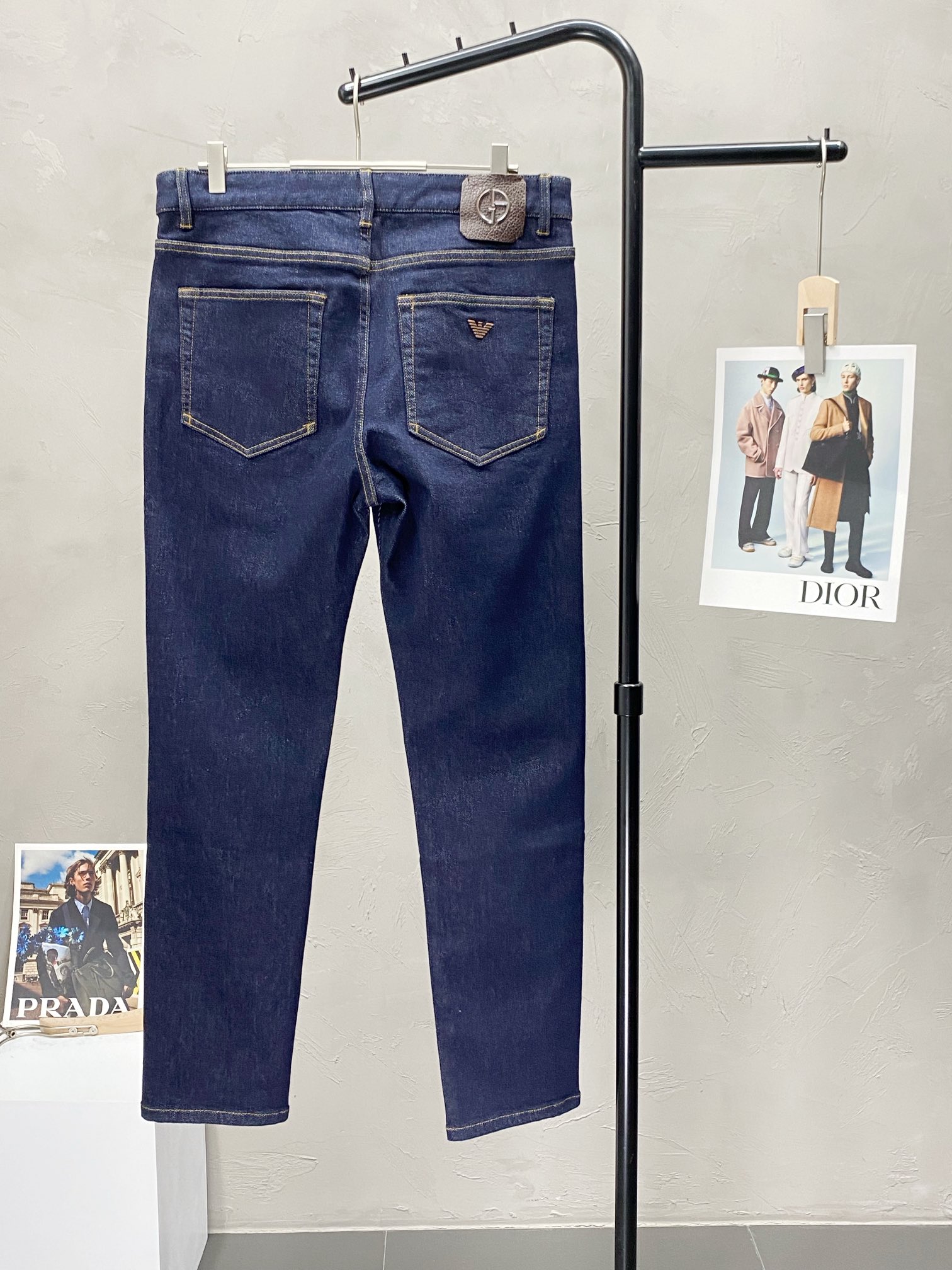 P640 ARMANI Armani 💥 Exclusive exclusive new casual jeans 👖 High-end version! Counter customized fabric Breathable comfort high impeccable details brand elements design concept reflects high quality feel delicate and soft! Presenting casual tailoring on the body shape is superb! Yardage: 30-38
