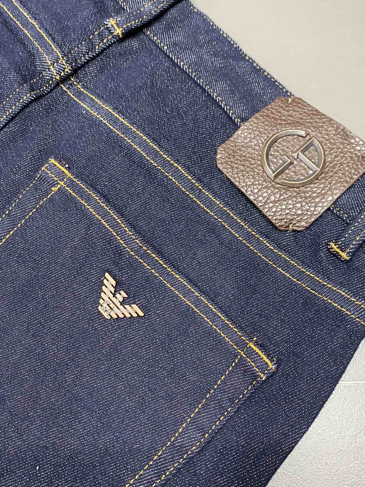 P640 ARMANI Armani 💥 Exclusive exclusive new casual jeans 👖 High-end version! Counter customized fabric Breathable comfort high impeccable details brand elements design concept reflects high quality feel delicate and soft! Presenting casual tailoring on the body shape is superb! Yardage: 30-38