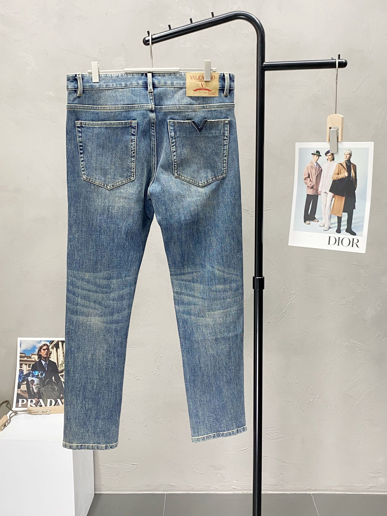 P640VALENTINO Valentino💥Exclusive exclusive new casual jeans👖High-end version! Counter customized fabric Breathable comfort high impeccable details brand elements design concept reflects high quality feel delicate and soft! Presenting casual tailoring on the body shape is superb! Yardage: 30-38