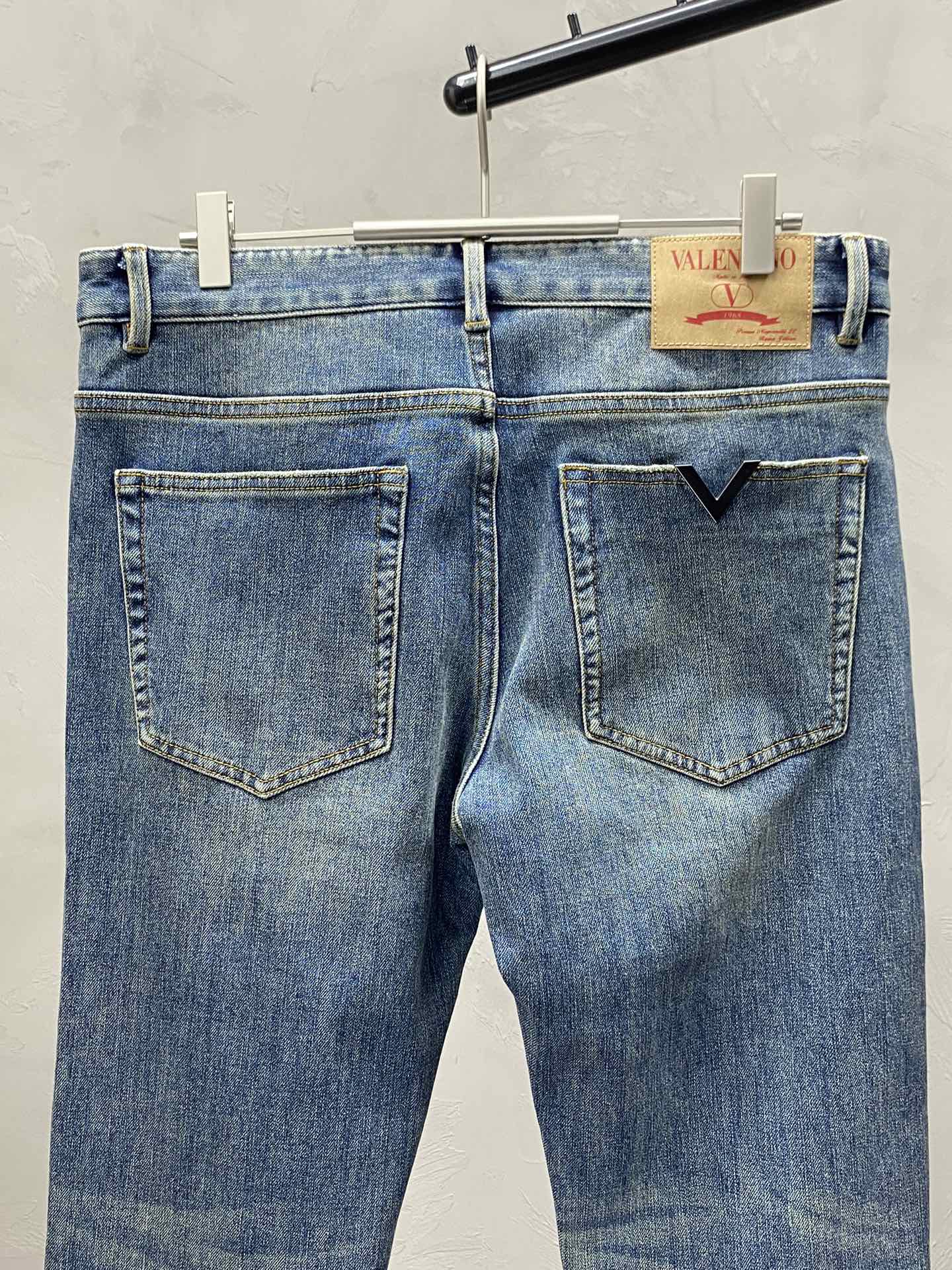 P640VALENTINO Valentino💥Exclusive exclusive new casual jeans👖High-end version! Counter customized fabric Breathable comfort high impeccable details brand elements design concept reflects high quality feel delicate and soft! Presenting casual tailoring on the body shape is superb! Yardage: 30-38