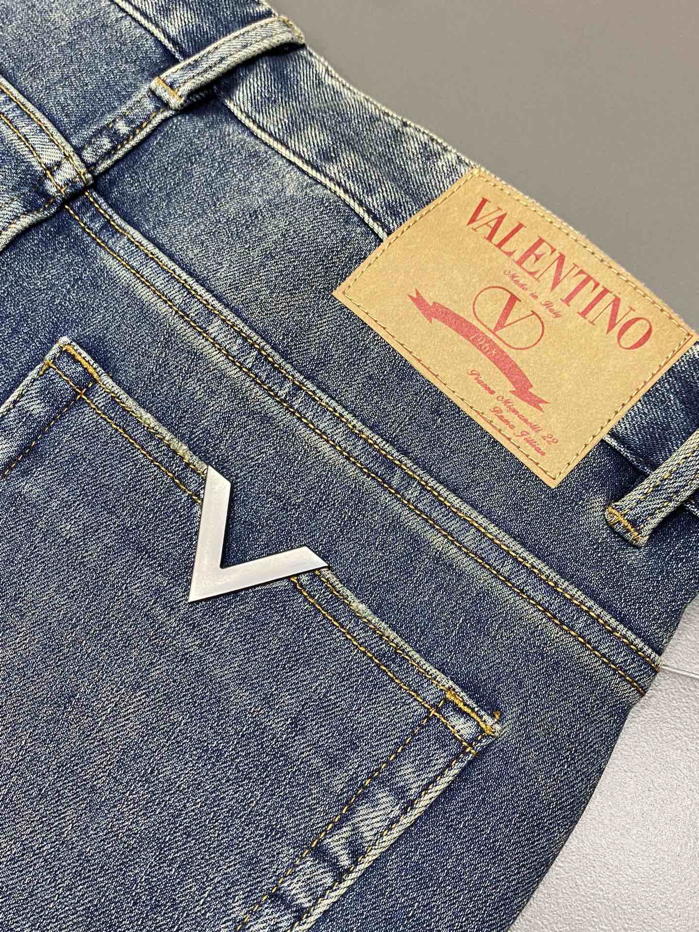 P640VALENTINO Valentino💥Exclusive exclusive new casual jeans👖High-end version! Counter customized fabric Breathable comfort high impeccable details brand elements design concept reflects high quality feel delicate and soft! Presenting casual tailoring on the body shape is superb! Yardage: 30-38