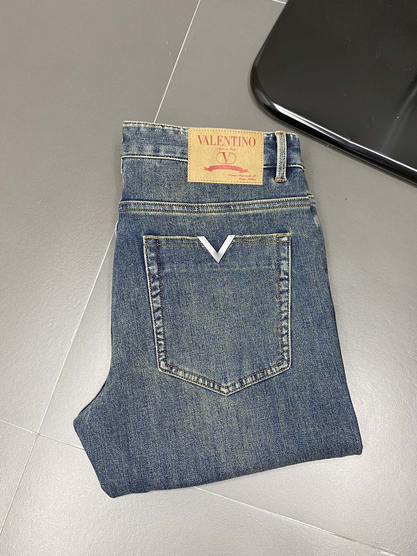 P640VALENTINO Valentino💥Exclusive exclusive new casual jeans👖High-end version! Counter customized fabric Breathable comfort high impeccable details brand elements design concept reflects high quality feel delicate and soft! Presenting casual tailoring on the body shape is superb! Yardage: 30-38