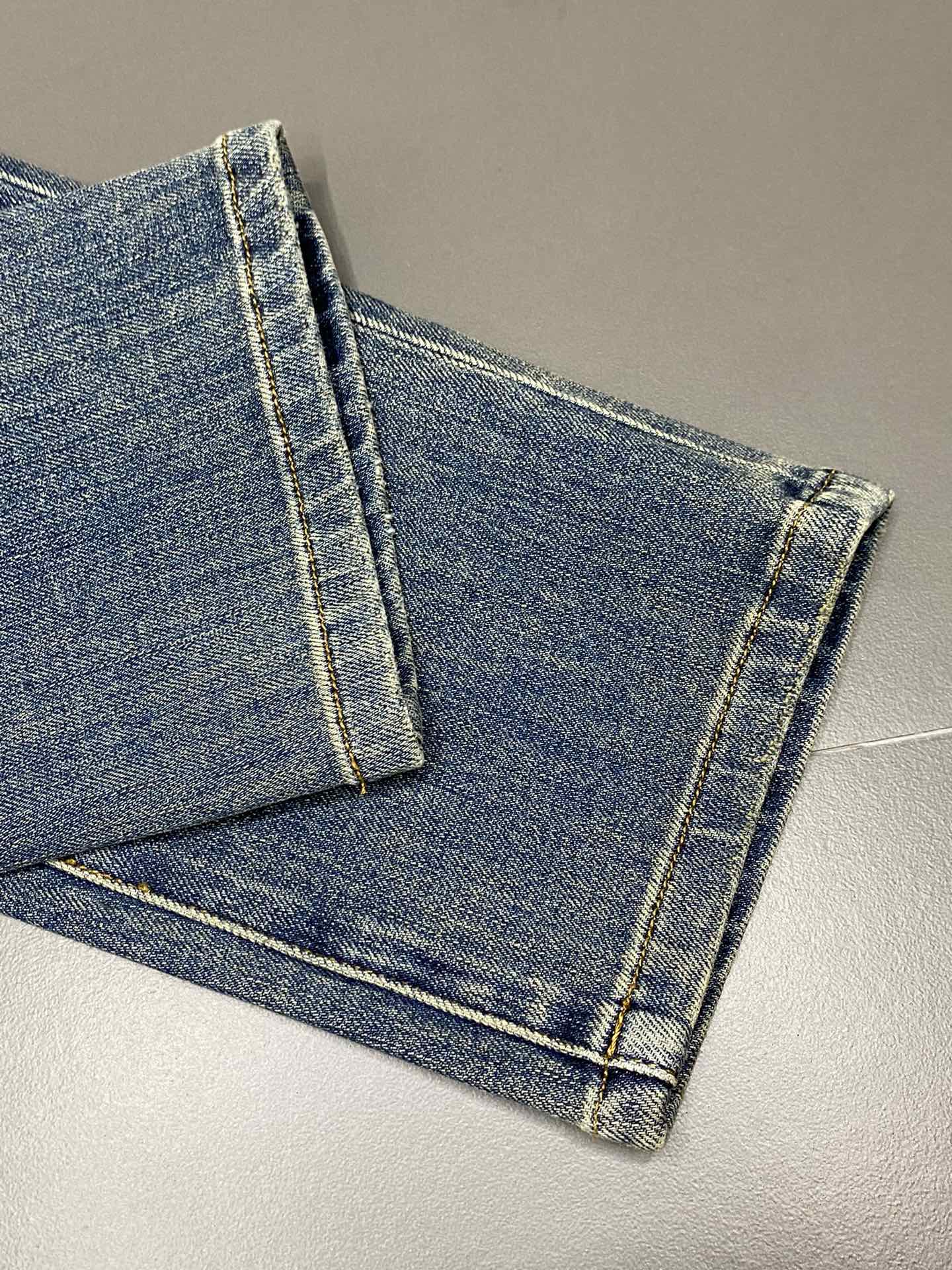 P640VALENTINO Valentino💥Exclusive exclusive new casual jeans👖High-end version! Counter customized fabric Breathable comfort high impeccable details brand elements design concept reflects high quality feel delicate and soft! Presenting casual tailoring on the body shape is superb! Yardage: 30-38