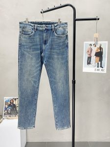 P640VALENTINO华伦天奴💥独家专供新款休闲牛仔裤👖高端版本！专柜定制面料 透气舒适度高细节无可挑剔品牌元素设计理念体现高品质手感细腻柔软！呈现休闲裁剪上身版型超赞！码数：30-38-高仿包包