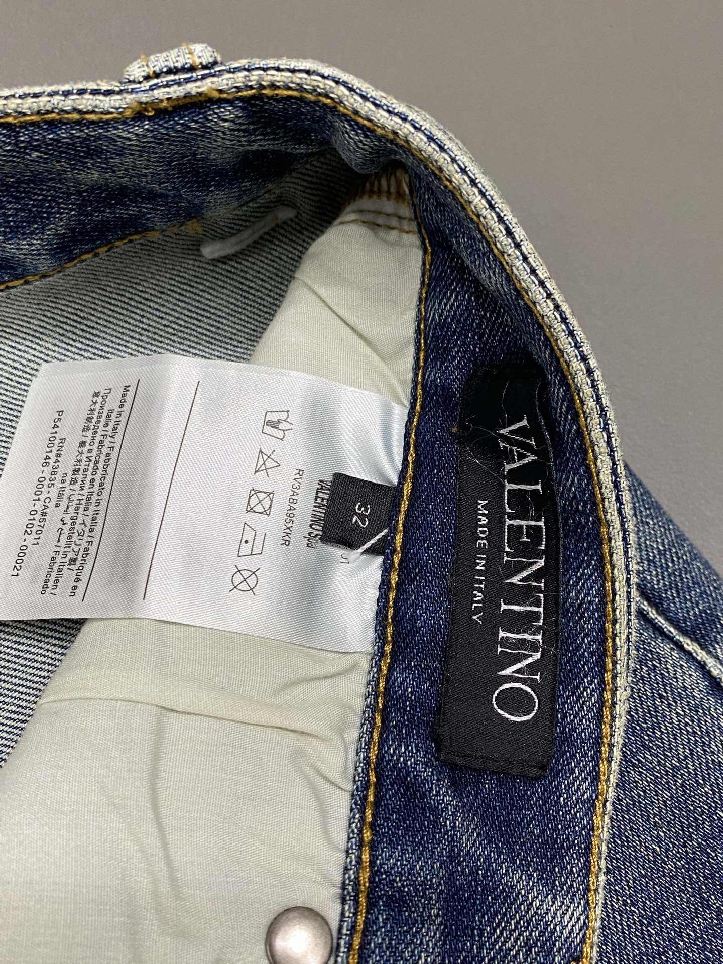 P640VALENTINO Valentino💥Exclusive exclusive new casual jeans👖High-end version! Counter customized fabric Breathable comfort high impeccable details brand elements design concept reflects high quality feel delicate and soft! Presenting casual tailoring on the body shape is superb! Yardage: 30-38