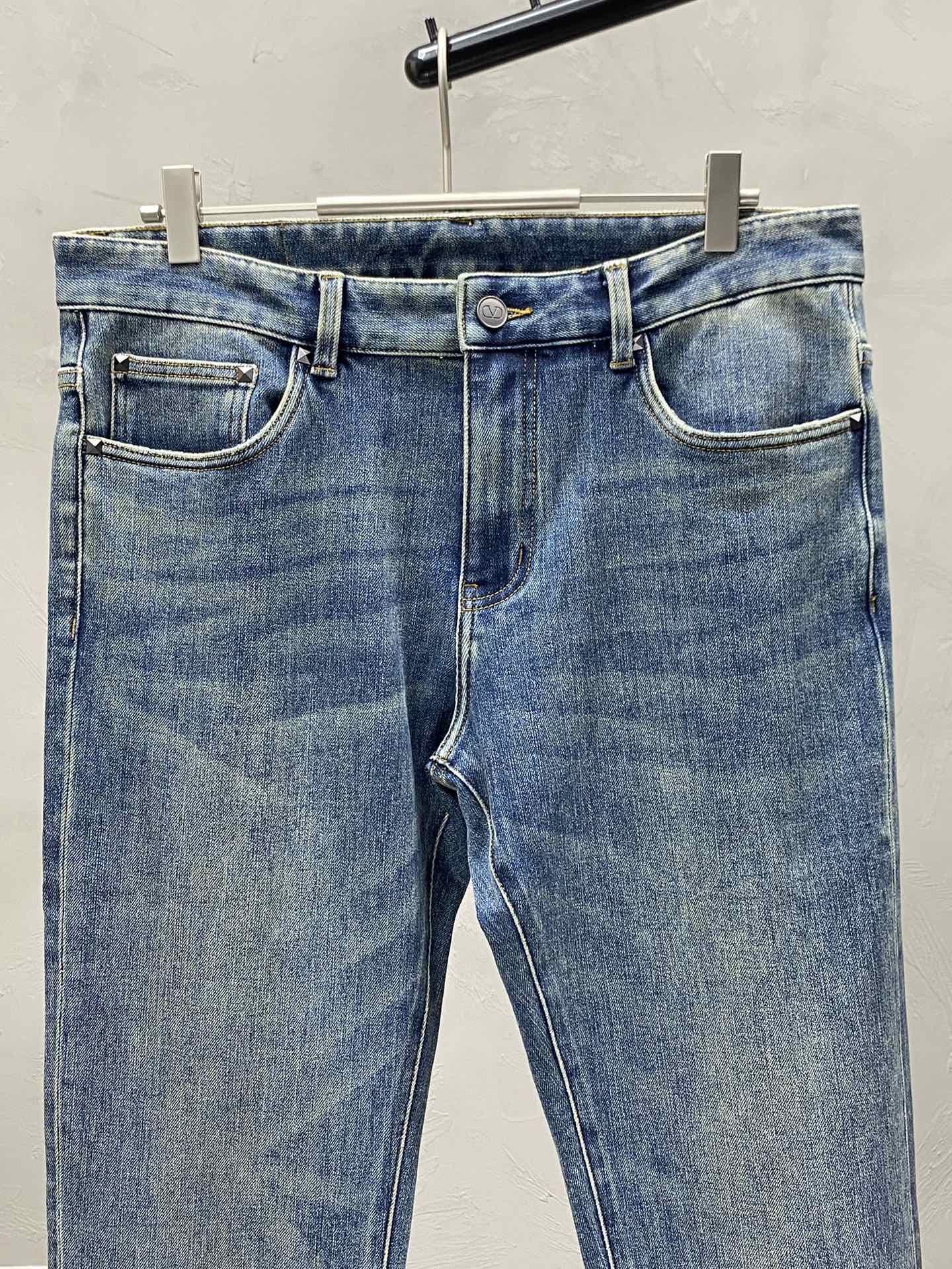 P640VALENTINO Valentino💥Exclusive exclusive new casual jeans👖High-end version! Counter customized fabric Breathable comfort high impeccable details brand elements design concept reflects high quality feel delicate and soft! Presenting casual tailoring on the body shape is superb! Yardage: 30-38