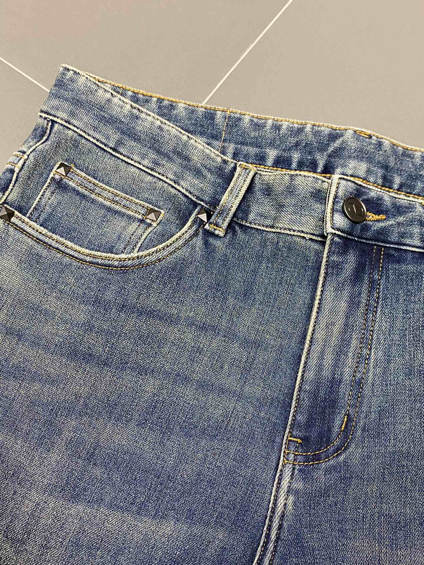 P640VALENTINO Valentino💥Exclusive exclusive new casual jeans👖High-end version! Counter customized fabric Breathable comfort high impeccable details brand elements design concept reflects high quality feel delicate and soft! Presenting casual tailoring on the body shape is superb! Yardage: 30-38