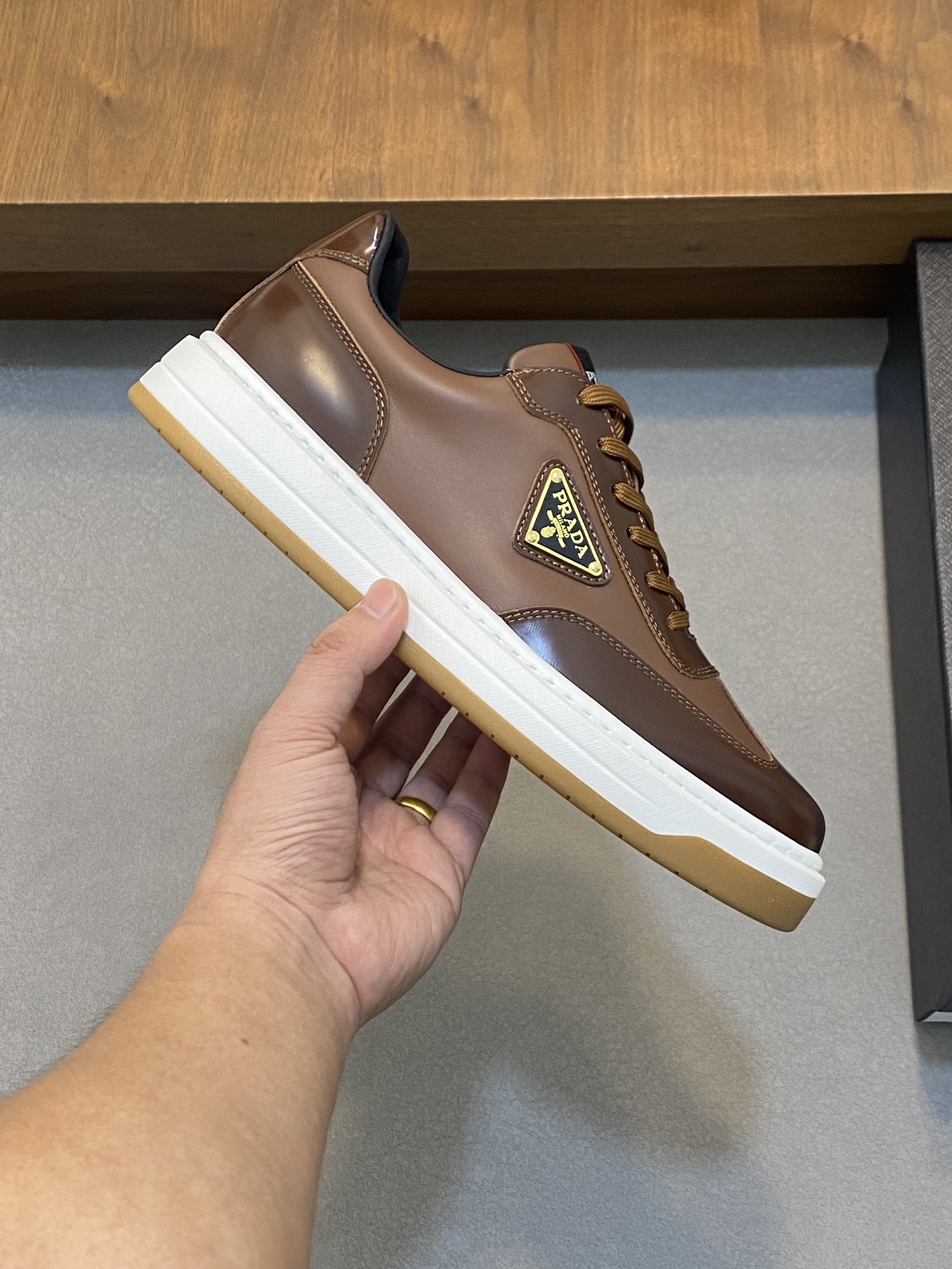 P880 Prada Prada high version of the casual models upper using Italian original cowhide "highlighting the high-end - noble - grade" workmanship exquisite (original cowhide lining) cowhide cushioning foot sole: the original factory special original outsole Physical shooting yardage: 38-44 - high imitation factory
