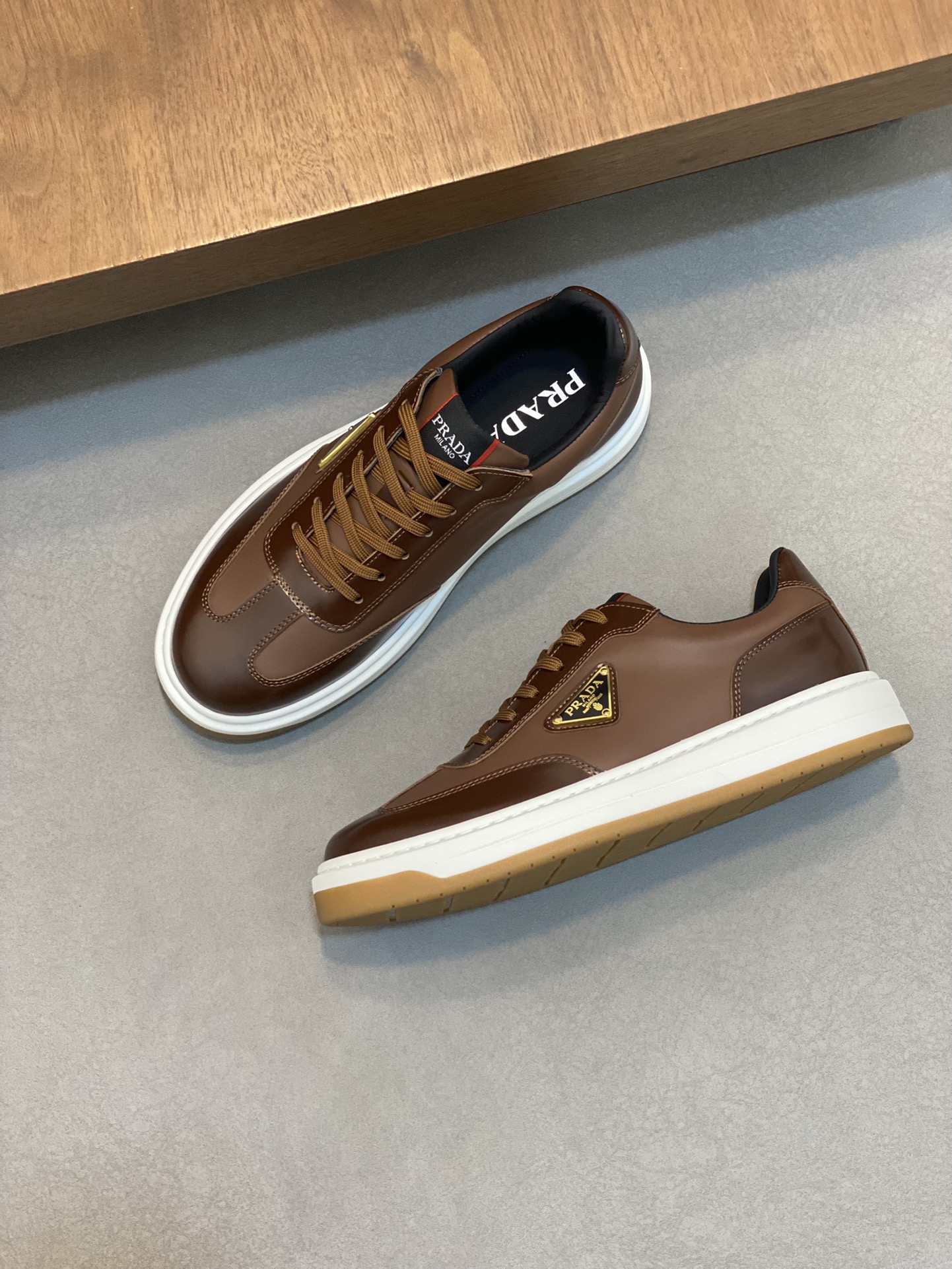 P880 Prada Prada high version of the casual models upper using Italian original cowhide "highlighting the high-end - noble - grade" workmanship exquisite (original cowhide lining) cowhide cushioning foot sole: the original factory special original outsole Physical shooting yardage: 38-44 - high imitation factory