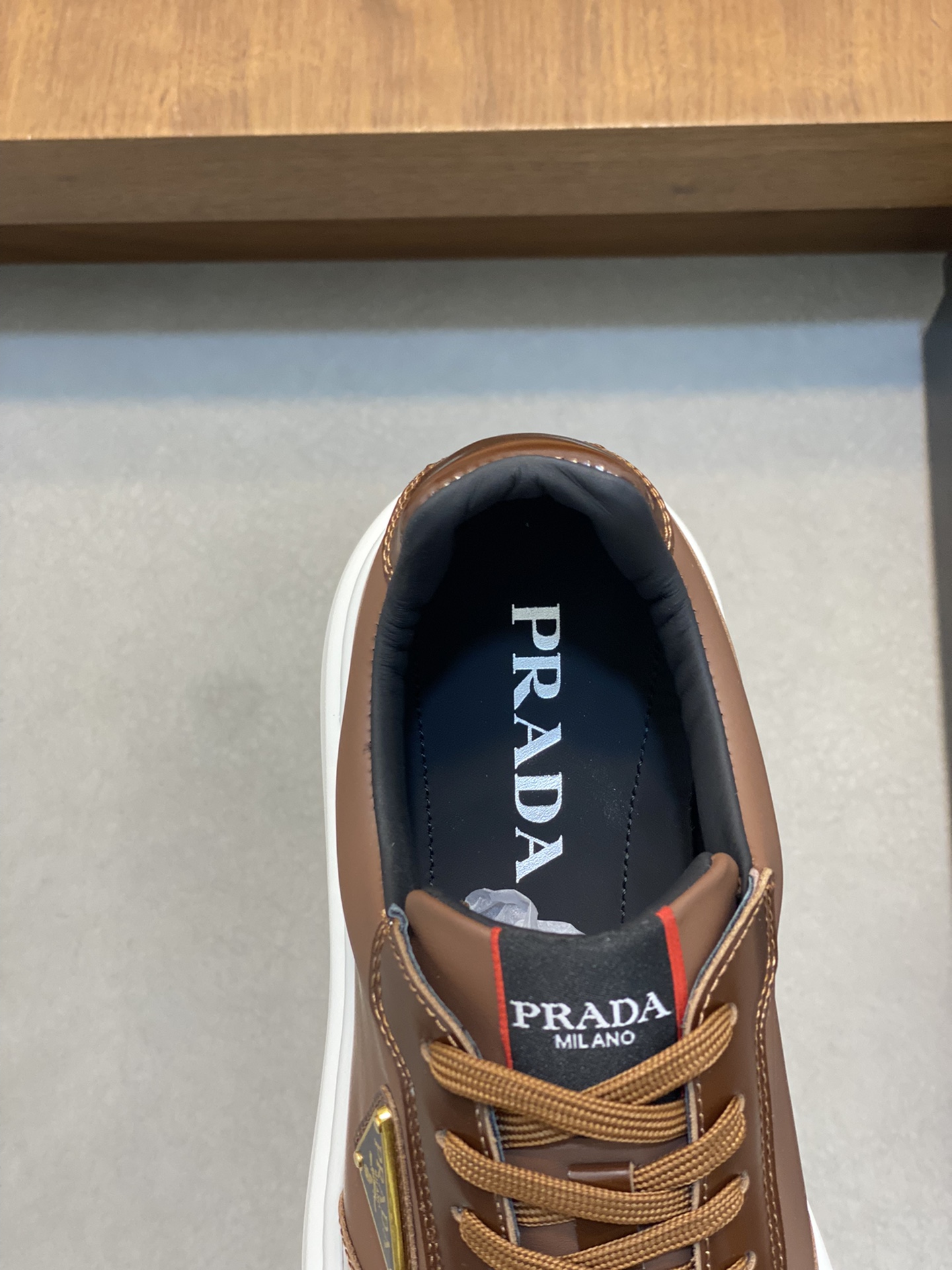 P880 Prada Prada high version of the casual models upper using Italian original cowhide "highlighting the high-end - noble - grade" workmanship exquisite (original cowhide lining) cowhide cushioning foot sole: the original factory special original outsole Physical shooting yardage: 38-44 - high imitation factory