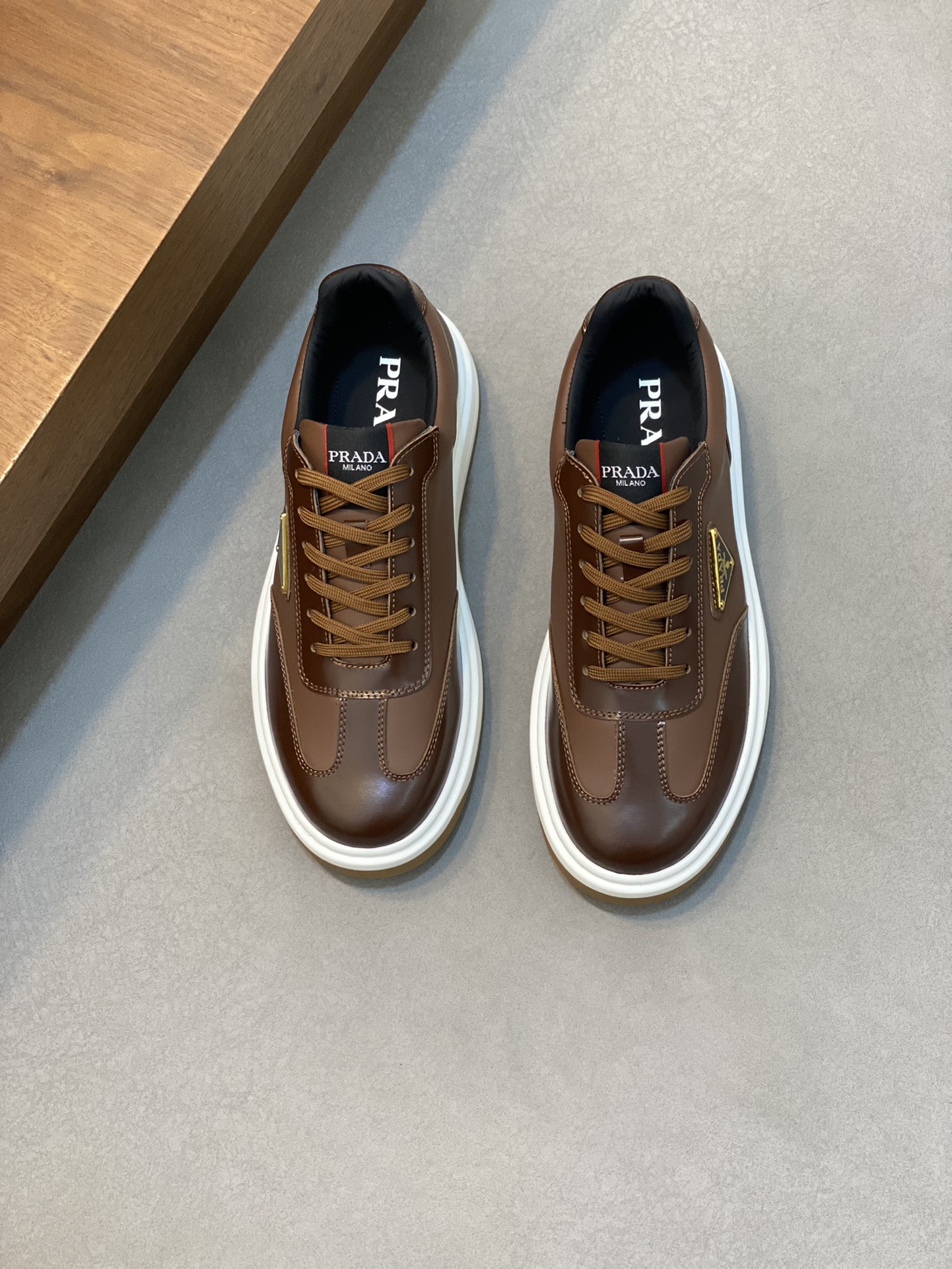 P880 Prada Prada high version of the casual models upper using Italian original cowhide "highlighting the high-end - noble - grade" workmanship exquisite (original cowhide lining) cowhide cushioning foot sole: the original factory special original outsole Physical shooting yardage: 38-44 - high imitation factory