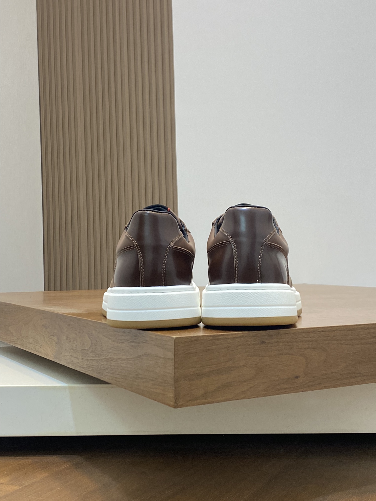 P880 Prada Prada high version of the casual models upper using Italian original cowhide "highlighting the high-end - noble - grade" workmanship exquisite (original cowhide lining) cowhide cushioning foot sole: the original factory special original outsole Physical shooting yardage: 38-44 - high imitation factory