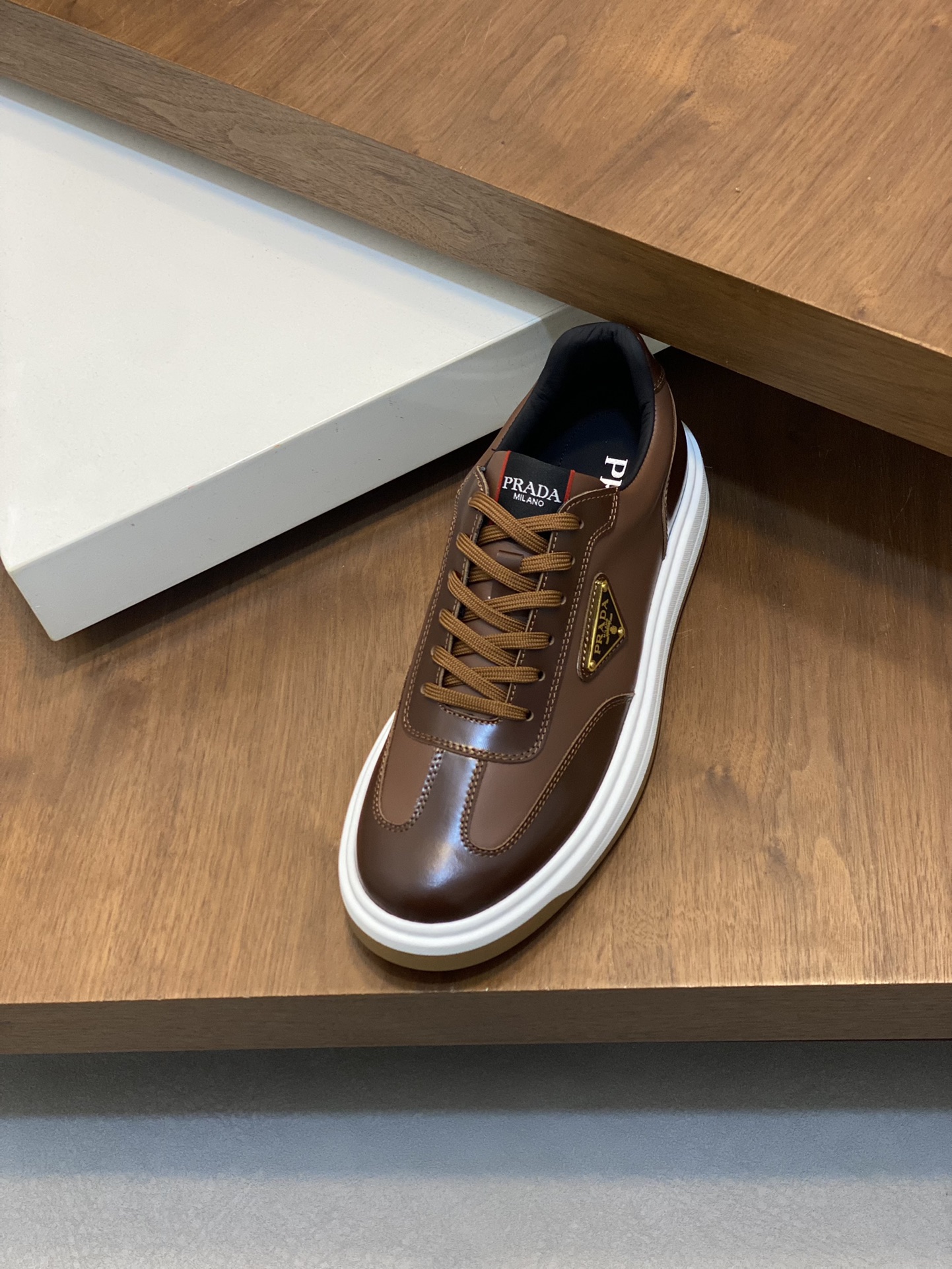 P880 Prada Prada high version of the casual models upper using Italian original cowhide "highlighting the high-end - noble - grade" workmanship exquisite (original cowhide lining) cowhide cushioning foot sole: the original factory special original outsole Physical shooting yardage: 38-44 - high imitation factory
