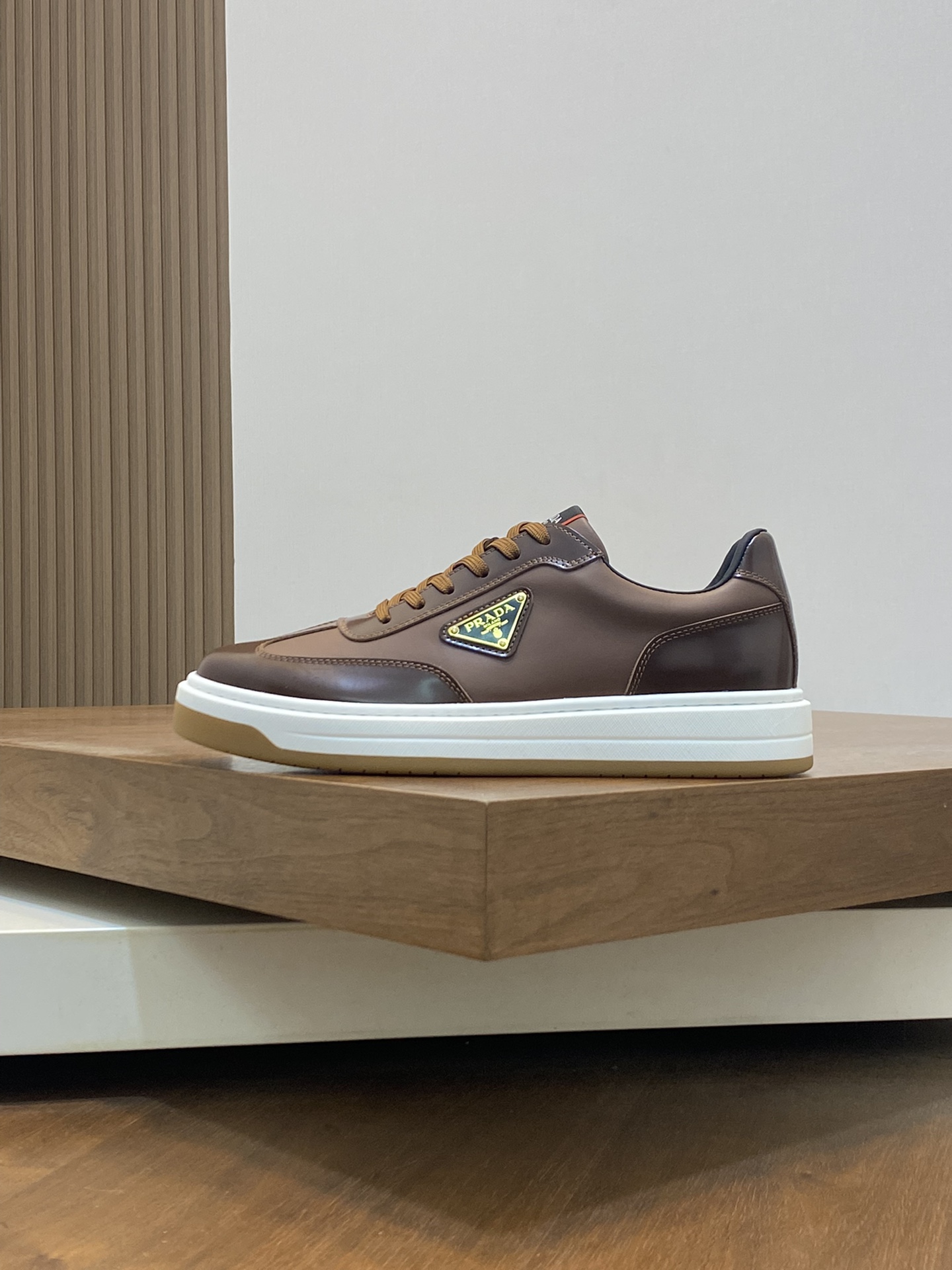 P880 Prada Prada high version of the casual models upper using Italian original cowhide "highlighting the high-end - noble - grade" workmanship exquisite (original cowhide lining) cowhide cushioning foot sole: the original factory special original outsole Physical shooting yardage: 38-44 - high imitation factory