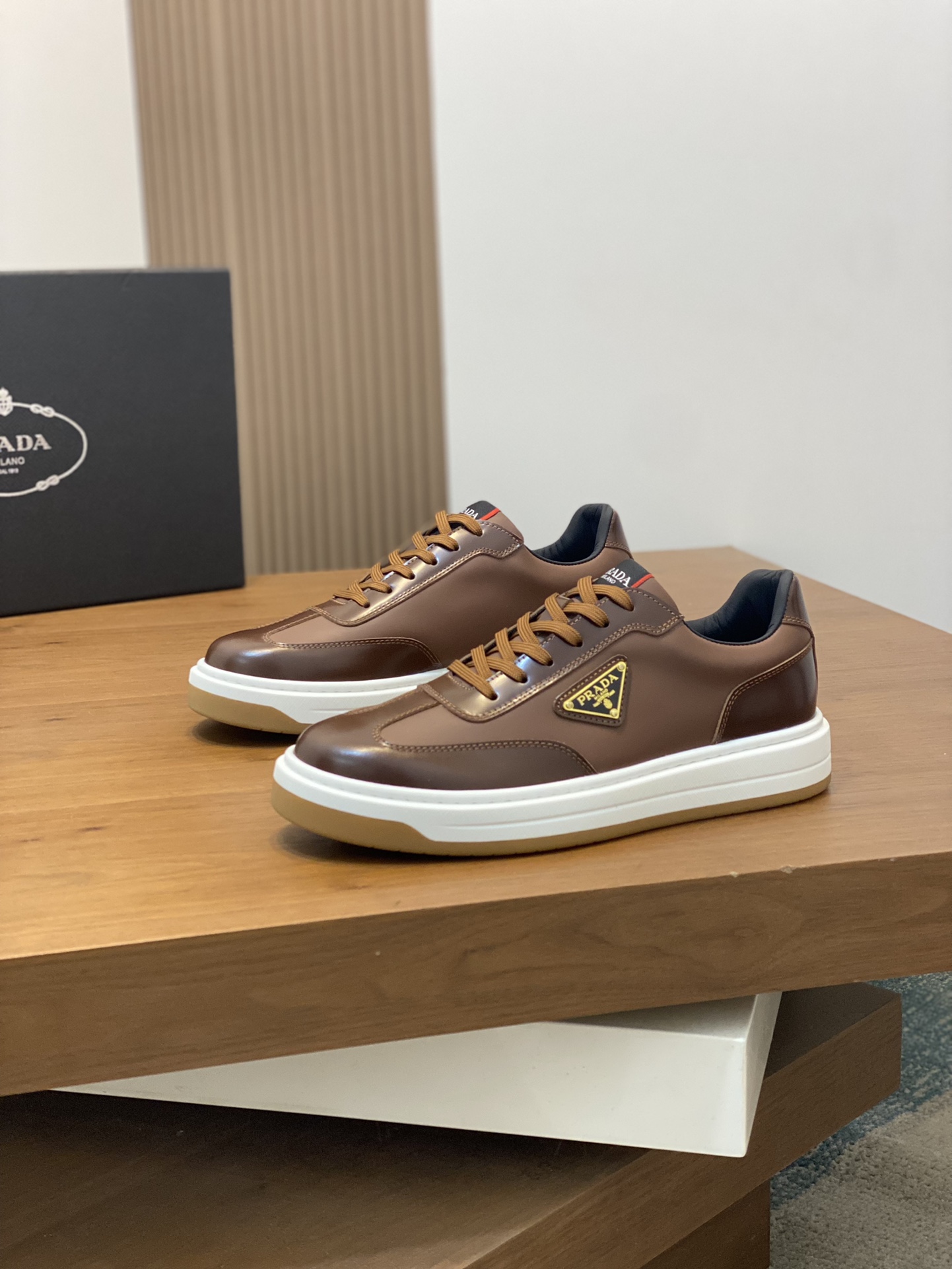 P880 Prada Prada high version of the casual models upper using Italian original cowhide "highlighting the high-end - noble - grade" workmanship exquisite (original cowhide lining) cowhide cushioning foot sole: the original factory special original outsole Physical shooting yardage: 38-44 - high imitation factory