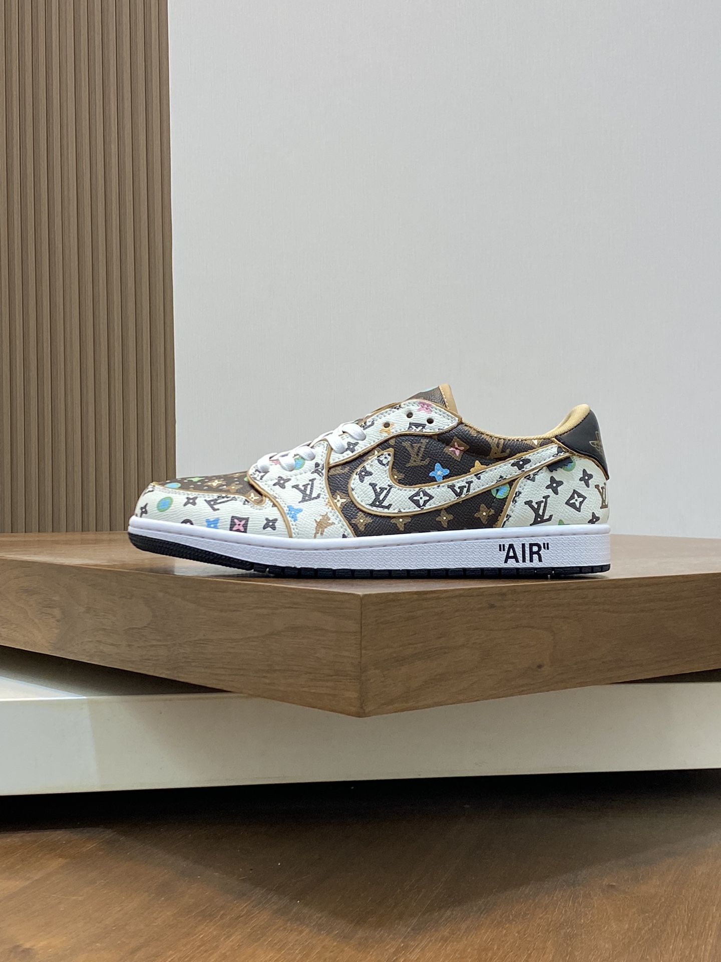 图片[2]-P760 Louis Vuitton-AIR路易威登 联名款 
-高端品质  🔍🔍🔍
-鞋面：🔝品牌图腾PVC皮料、鞋舌.后跟.品牌logo
-内里：高弹力布匹
-大底：原版TPR·橡胶·双色成型大底
-超高品控·做工精细·凸显(高端·贵气·档次)
-Size：38-44（4546可订做)·-高仿包包