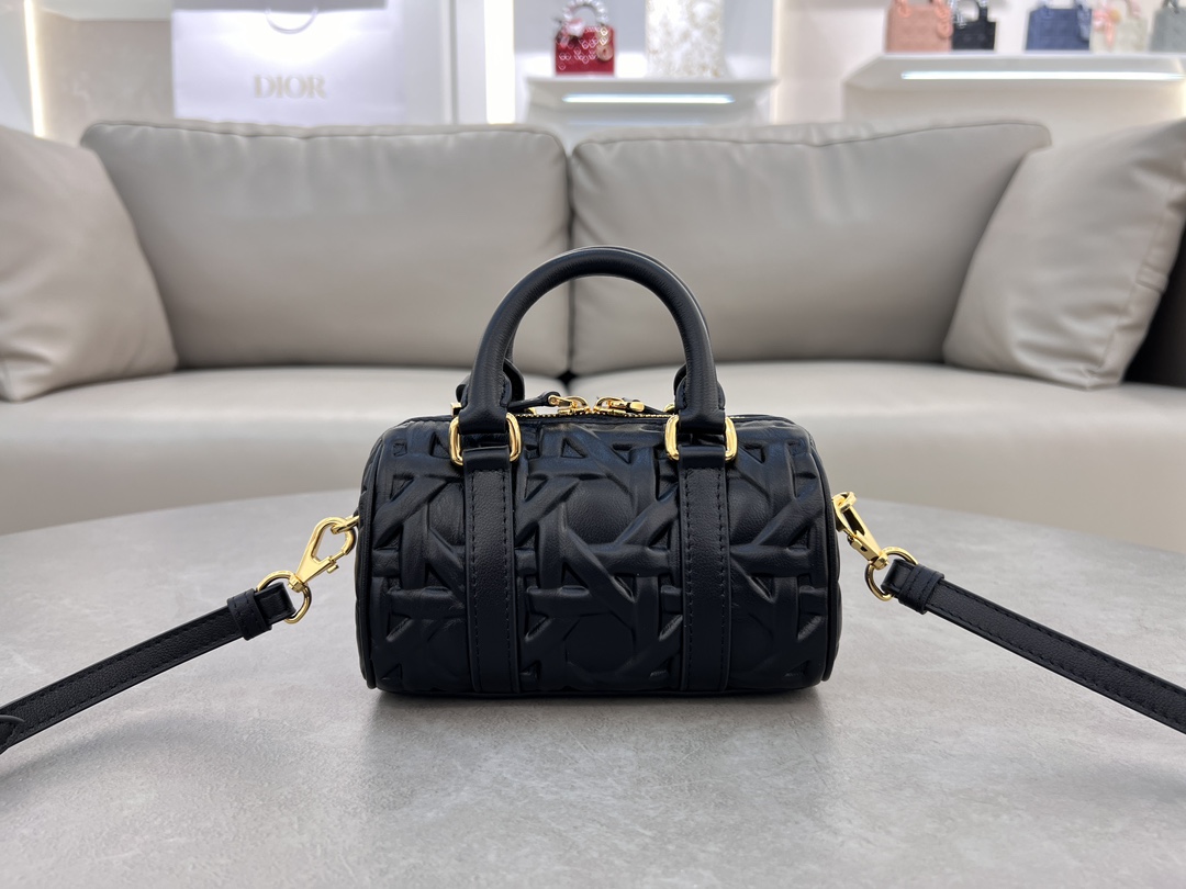 Dior Groove♣️16 Mini Handbag "Black Embossed Lattice" This Dior Groove 16 mini handbag from the Winter 2014 Ready-to-Wear collection was designed by Maria Grazia Chiuri and is elegantly crafted in black cowhide leather embossed with quilted effect and elevated with oversized rattan check. With leather top handles and an adjustable, detachable shoulder strap, it can be carried on the hand, shoulder or crossbody, making it the ideal bag for everyday stylingZipper closureAdjustable, detachable leather shoulder strapModel No.: 1363Measurements: 16 x 10 x 8 cm (L x H x W)Holds 1 card holder, keys, and lip balm-High-quality imitation factory