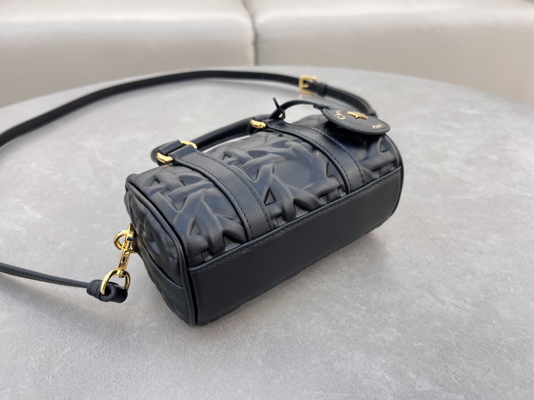 Dior Groove♣️16 Mini Handbag "Black Embossed Lattice" This Dior Groove 16 mini handbag from the Winter 2014 Ready-to-Wear collection was designed by Maria Grazia Chiuri and is elegantly crafted in black cowhide leather embossed with quilted effect and elevated with oversized rattan check. With leather top handles and an adjustable, detachable shoulder strap, it can be carried on the hand, shoulder or crossbody, making it the ideal bag for everyday stylingZipper closureAdjustable, detachable leather shoulder strapModel No.: 1363Measurements: 16 x 10 x 8 cm (L x H x W)Holds 1 card holder, keys, and lip balm-High-quality imitation factory
