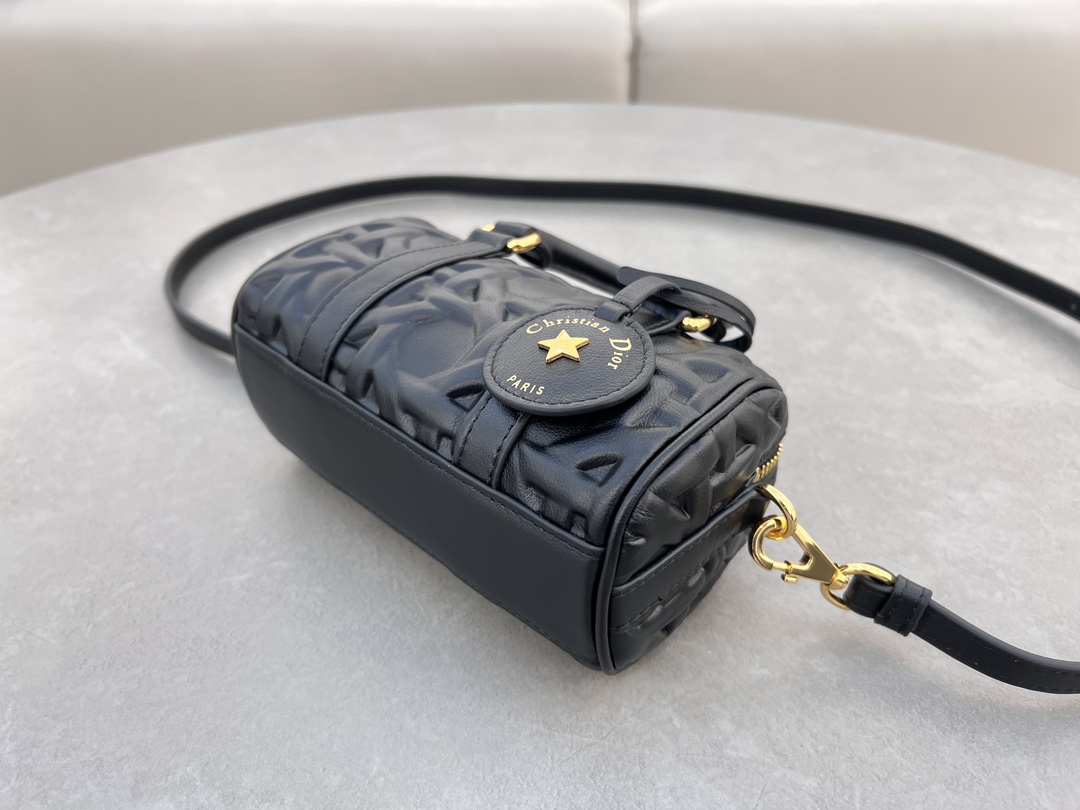 Dior Groove♣️16 Mini Handbag "Black Embossed Lattice" This Dior Groove 16 mini handbag from the Winter 2014 Ready-to-Wear collection was designed by Maria Grazia Chiuri and is elegantly crafted in black cowhide leather embossed with quilted effect and elevated with oversized rattan check. With leather top handles and an adjustable, detachable shoulder strap, it can be carried on the hand, shoulder or crossbody, making it the ideal bag for everyday stylingZipper closureAdjustable, detachable leather shoulder strapModel No.: 1363Measurements: 16 x 10 x 8 cm (L x H x W)Holds 1 card holder, keys, and lip balm-High-quality imitation factory