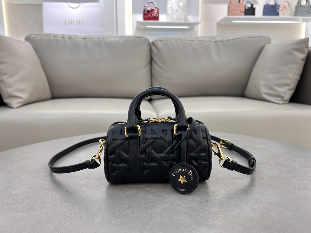 Dior Groove♣️16 Mini Handbag "Black Embossed Lattice" This Dior Groove 16 mini handbag from the Winter 2014 Ready-to-Wear collection was designed by Maria Grazia Chiuri and is elegantly crafted in black cowhide leather embossed with quilted effect and elevated with oversized rattan check. With leather top handles and an adjustable, detachable shoulder strap, it can be carried on the hand, shoulder or crossbody, making it the ideal bag for everyday stylingZipper closureAdjustable, detachable leather shoulder strapModel No.: 1363Measurements: 16 x 10 x 8 cm (L x H x W)Holds 1 card holder, keys, and lip balm-High-quality imitation factory