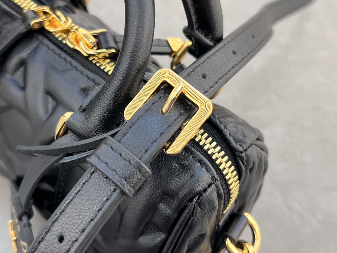 Dior Groove♣️16 Mini Handbag "Black Embossed Lattice" This Dior Groove 16 mini handbag from the Winter 2014 Ready-to-Wear collection was designed by Maria Grazia Chiuri and is elegantly crafted in black cowhide leather embossed with quilted effect and elevated with oversized rattan check. With leather top handles and an adjustable, detachable shoulder strap, it can be carried on the hand, shoulder or crossbody, making it the ideal bag for everyday stylingZipper closureAdjustable, detachable leather shoulder strapModel No.: 1363Measurements: 16 x 10 x 8 cm (L x H x W)Holds 1 card holder, keys, and lip balm-High-quality imitation factory