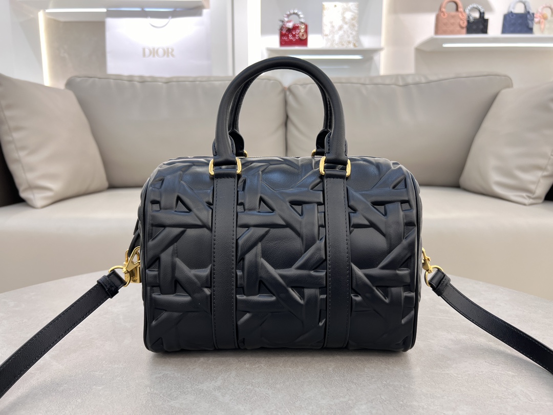 Dior Groove♣️ 25 Handbag "Large Black Embossed Lattice" This Dior Groove 25 handbag is part of the Winter 2014 Ready-to-Wear collection designed by Maria Grazia Chiuri and is elegantly crafted in black cowhide leather embossed with a quilted effect and oversized rattan lattice motifs that emphasize Dior's craftsmanship Leather. Adorned with the Christian Dior Paris logo and gold-tone stars, the key bag has a distinctive zipper padlock that opens with the key. The spacious compartment features a slit pocket and a zipper pocket for storing everyday essentials. With its leather top handle and adjustable, detachable shoulder strap, it can be carried in the hand, over the shoulder or across the body, making it the ideal bag for everyday styling. Leather key pouch with Christian Dior Paris logo padlock embellished with vintage gold-tone metal stars Key adjustable, detachable leather shoulder strap Interior zipped pocket Interior slit pocket Model: 1365 Dimensions: 25 x 19 x 16 cm (L x H x W) Holds 1 pouch, 1 wallet, 1 mobile phone, 1 card, 1 wallet, 1 mobile phone, 1 card, 1 mobile phone, 1 mobile phone, 1 mobile phone, 1 mobile phone, 1 mobile phone, 1 mobile phone, 1 mobile phone, 1 mobile phone, 1 mobile phone, 1 mobile phone, 1 mobile phone, 1 mobile phone 1 cell phone, 1 card holder, sunglasses and lip balm-High Fashion Factory
