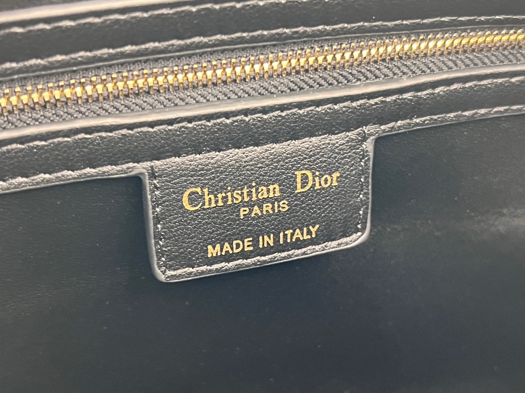 Dior Groove♣️ 25 Handbag "Large Black Embossed Lattice" This Dior Groove 25 handbag is part of the Winter 2014 Ready-to-Wear collection designed by Maria Grazia Chiuri and is elegantly crafted in black cowhide leather embossed with a quilted effect and oversized rattan lattice motifs that emphasize Dior's craftsmanship Leather. Adorned with the Christian Dior Paris logo and gold-tone stars, the key bag has a distinctive zipper padlock that opens with the key. The spacious compartment features a slit pocket and a zipper pocket for storing everyday essentials. With its leather top handle and adjustable, detachable shoulder strap, it can be carried in the hand, over the shoulder or across the body, making it the ideal bag for everyday styling. Leather key pouch with Christian Dior Paris logo padlock embellished with vintage gold-tone metal stars Key adjustable, detachable leather shoulder strap Interior zipped pocket Interior slit pocket Model: 1365 Dimensions: 25 x 19 x 16 cm (L x H x W) Holds 1 pouch, 1 wallet, 1 mobile phone, 1 card, 1 wallet, 1 mobile phone, 1 card, 1 mobile phone, 1 mobile phone, 1 mobile phone, 1 mobile phone, 1 mobile phone, 1 mobile phone, 1 mobile phone, 1 mobile phone, 1 mobile phone, 1 mobile phone, 1 mobile phone, 1 mobile phone 1 cell phone, 1 card holder, sunglasses and lip balm-High Fashion Factory