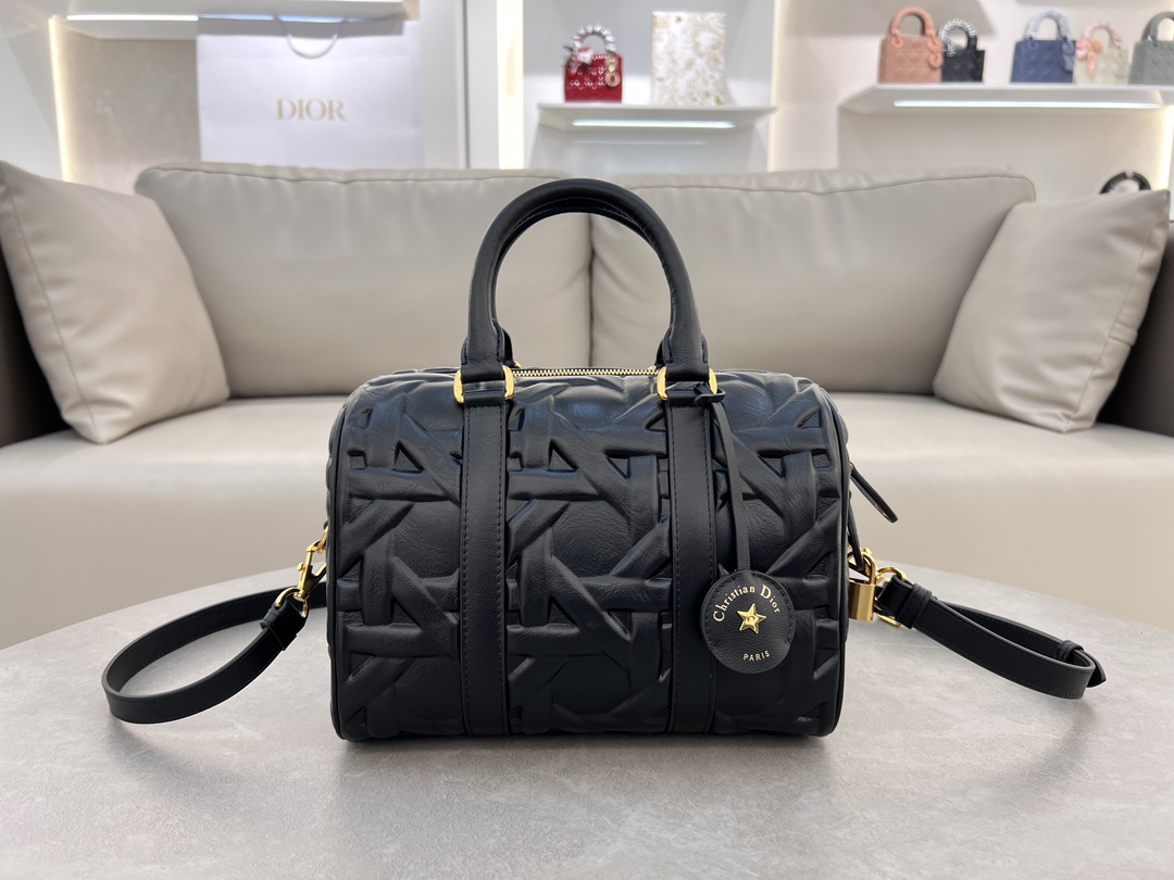 Dior Groove♣️ 25 Handbag "Large Black Embossed Lattice" This Dior Groove 25 handbag is part of the Winter 2014 Ready-to-Wear collection designed by Maria Grazia Chiuri and is elegantly crafted in black cowhide leather embossed with a quilted effect and oversized rattan lattice motifs that emphasize Dior's craftsmanship Leather. Adorned with the Christian Dior Paris logo and gold-tone stars, the key bag has a distinctive zipper padlock that opens with the key. The spacious compartment features a slit pocket and a zipper pocket for storing everyday essentials. With its leather top handle and adjustable, detachable shoulder strap, it can be carried in the hand, over the shoulder or across the body, making it the ideal bag for everyday styling. Leather key pouch with Christian Dior Paris logo padlock embellished with vintage gold-tone metal stars Key adjustable, detachable leather shoulder strap Interior zipped pocket Interior slit pocket Model: 1365 Dimensions: 25 x 19 x 16 cm (L x H x W) Holds 1 pouch, 1 wallet, 1 mobile phone, 1 card, 1 wallet, 1 mobile phone, 1 card, 1 mobile phone, 1 mobile phone, 1 mobile phone, 1 mobile phone, 1 mobile phone, 1 mobile phone, 1 mobile phone, 1 mobile phone, 1 mobile phone, 1 mobile phone, 1 mobile phone, 1 mobile phone 1 cell phone, 1 card holder, sunglasses and lip balm-High Fashion Factory