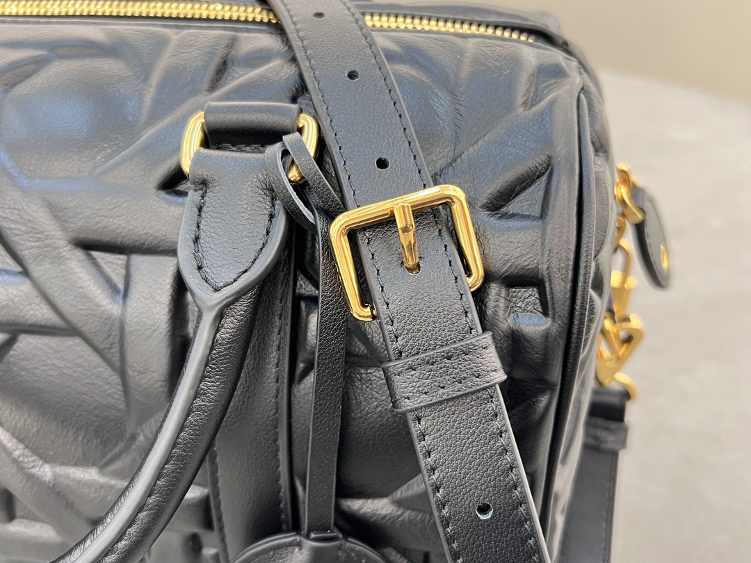 Dior Groove♣️ 25 Handbag "Large Black Embossed Lattice" This Dior Groove 25 handbag is part of the Winter 2014 Ready-to-Wear collection designed by Maria Grazia Chiuri and is elegantly crafted in black cowhide leather embossed with a quilted effect and oversized rattan lattice motifs that emphasize Dior's craftsmanship Leather. Adorned with the Christian Dior Paris logo and gold-tone stars, the key bag has a distinctive zipper padlock that opens with the key. The spacious compartment features a slit pocket and a zipper pocket for storing everyday essentials. With its leather top handle and adjustable, detachable shoulder strap, it can be carried in the hand, over the shoulder or across the body, making it the ideal bag for everyday styling. Leather key pouch with Christian Dior Paris logo padlock embellished with vintage gold-tone metal stars Key adjustable, detachable leather shoulder strap Interior zipped pocket Interior slit pocket Model: 1365 Dimensions: 25 x 19 x 16 cm (L x H x W) Holds 1 pouch, 1 wallet, 1 mobile phone, 1 card, 1 wallet, 1 mobile phone, 1 card, 1 mobile phone, 1 mobile phone, 1 mobile phone, 1 mobile phone, 1 mobile phone, 1 mobile phone, 1 mobile phone, 1 mobile phone, 1 mobile phone, 1 mobile phone, 1 mobile phone, 1 mobile phone 1 cell phone, 1 card holder, sunglasses and lip balm-High Fashion Factory