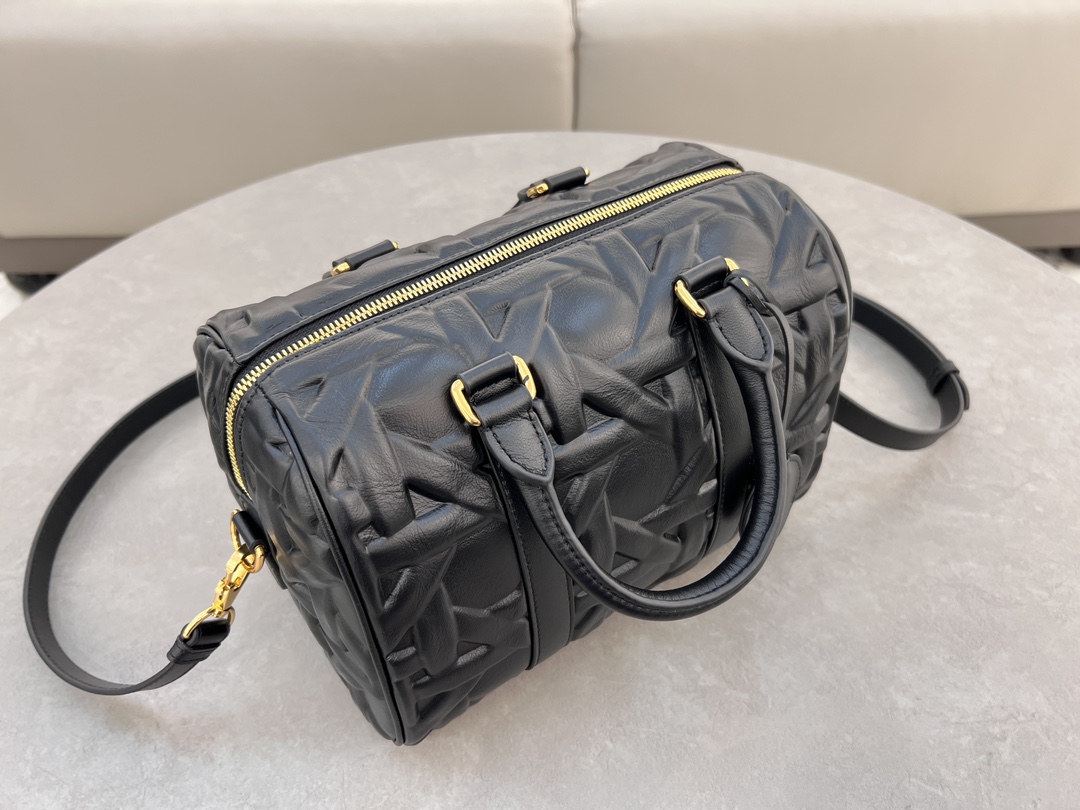 Dior Groove♣️ 25 Handbag "Large Black Embossed Lattice" This Dior Groove 25 handbag is part of the Winter 2014 Ready-to-Wear collection designed by Maria Grazia Chiuri and is elegantly crafted in black cowhide leather embossed with a quilted effect and oversized rattan lattice motifs that emphasize Dior's craftsmanship Leather. Adorned with the Christian Dior Paris logo and gold-tone stars, the key bag has a distinctive zipper padlock that opens with the key. The spacious compartment features a slit pocket and a zipper pocket for storing everyday essentials. With its leather top handle and adjustable, detachable shoulder strap, it can be carried in the hand, over the shoulder or across the body, making it the ideal bag for everyday styling. Leather key pouch with Christian Dior Paris logo padlock embellished with vintage gold-tone metal stars Key adjustable, detachable leather shoulder strap Interior zipped pocket Interior slit pocket Model: 1365 Dimensions: 25 x 19 x 16 cm (L x H x W) Holds 1 pouch, 1 wallet, 1 mobile phone, 1 card, 1 wallet, 1 mobile phone, 1 card, 1 mobile phone, 1 mobile phone, 1 mobile phone, 1 mobile phone, 1 mobile phone, 1 mobile phone, 1 mobile phone, 1 mobile phone, 1 mobile phone, 1 mobile phone, 1 mobile phone, 1 mobile phone 1 cell phone, 1 card holder, sunglasses and lip balm-High Fashion Factory