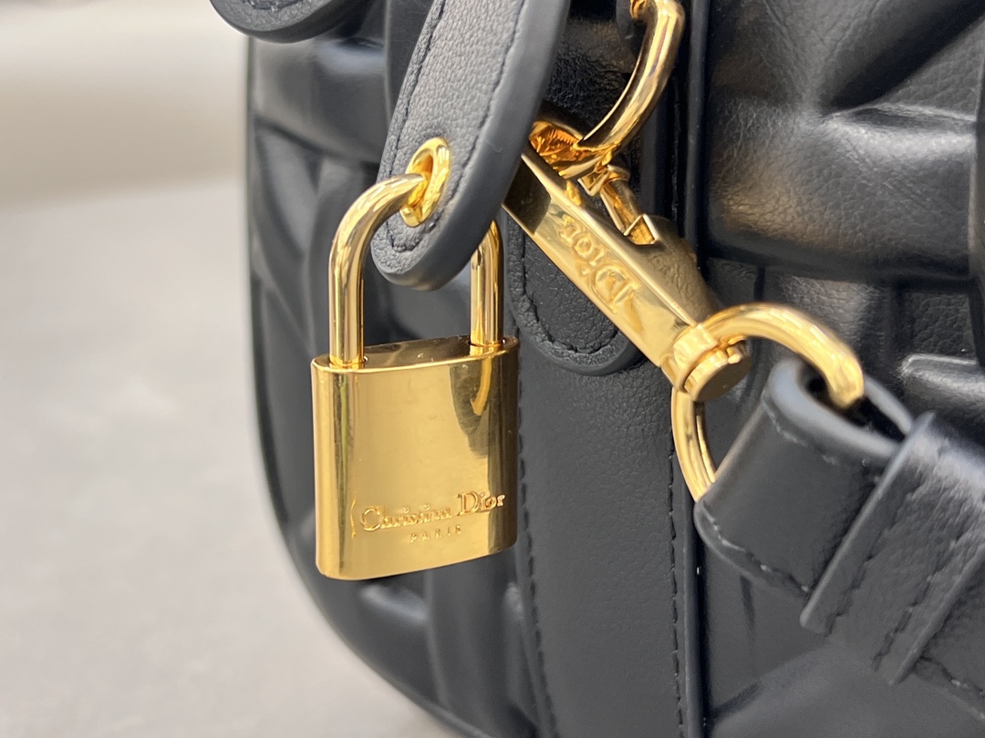 Dior Groove♣️ 25 Handbag "Large Black Embossed Lattice" This Dior Groove 25 handbag is part of the Winter 2014 Ready-to-Wear collection designed by Maria Grazia Chiuri and is elegantly crafted in black cowhide leather embossed with a quilted effect and oversized rattan lattice motifs that emphasize Dior's craftsmanship Leather. Adorned with the Christian Dior Paris logo and gold-tone stars, the key bag has a distinctive zipper padlock that opens with the key. The spacious compartment features a slit pocket and a zipper pocket for storing everyday essentials. With its leather top handle and adjustable, detachable shoulder strap, it can be carried in the hand, over the shoulder or across the body, making it the ideal bag for everyday styling. Leather key pouch with Christian Dior Paris logo padlock embellished with vintage gold-tone metal stars Key adjustable, detachable leather shoulder strap Interior zipped pocket Interior slit pocket Model: 1365 Dimensions: 25 x 19 x 16 cm (L x H x W) Holds 1 pouch, 1 wallet, 1 mobile phone, 1 card, 1 wallet, 1 mobile phone, 1 card, 1 mobile phone, 1 mobile phone, 1 mobile phone, 1 mobile phone, 1 mobile phone, 1 mobile phone, 1 mobile phone, 1 mobile phone, 1 mobile phone, 1 mobile phone, 1 mobile phone, 1 mobile phone 1 cell phone, 1 card holder, sunglasses and lip balm-High Fashion Factory