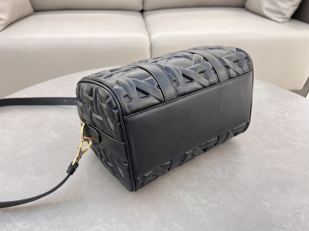 Dior Groove♣️ 25 Handbag "Large Black Embossed Lattice" This Dior Groove 25 handbag is part of the Winter 2014 Ready-to-Wear collection designed by Maria Grazia Chiuri and is elegantly crafted in black cowhide leather embossed with a quilted effect and oversized rattan lattice motifs that emphasize Dior's craftsmanship Leather. Adorned with the Christian Dior Paris logo and gold-tone stars, the key bag has a distinctive zipper padlock that opens with the key. The spacious compartment features a slit pocket and a zipper pocket for storing everyday essentials. With its leather top handle and adjustable, detachable shoulder strap, it can be carried in the hand, over the shoulder or across the body, making it the ideal bag for everyday styling. Leather key pouch with Christian Dior Paris logo padlock embellished with vintage gold-tone metal stars Key adjustable, detachable leather shoulder strap Interior zipped pocket Interior slit pocket Model: 1365 Dimensions: 25 x 19 x 16 cm (L x H x W) Holds 1 pouch, 1 wallet, 1 mobile phone, 1 card, 1 wallet, 1 mobile phone, 1 card, 1 mobile phone, 1 mobile phone, 1 mobile phone, 1 mobile phone, 1 mobile phone, 1 mobile phone, 1 mobile phone, 1 mobile phone, 1 mobile phone, 1 mobile phone, 1 mobile phone, 1 mobile phone 1 cell phone, 1 card holder, sunglasses and lip balm-High Fashion Factory