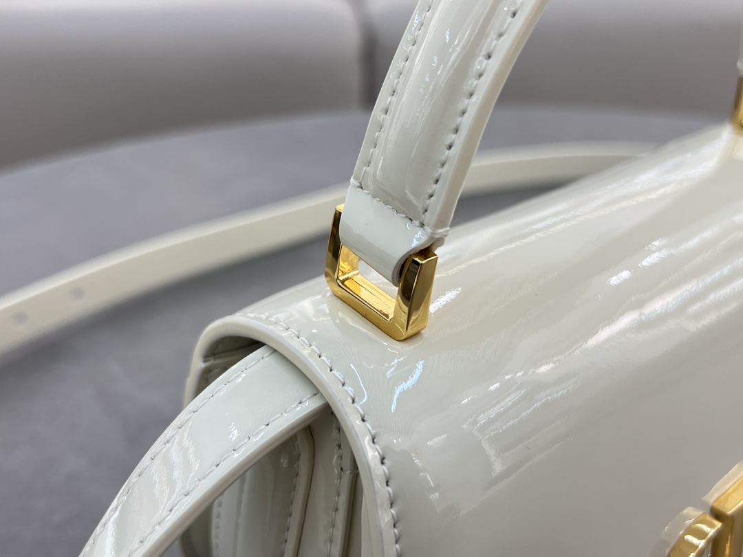Small 30 Montaigne Avenue Top Handle White Patent Cowhide No. M9370UNQA This 30 Montaigne Avenue Top Handle is a new addition to the Winter 2014 Ready-to-Wear collection, showcasing elegance and modern style in beautifully crafted, durable and richly textured blue patent cowhide. Dior's craftsmanship is evident on the flap embellished with a vintage gold-tone metal CD logoDouble compartment with sewn-in triangular liningAn additional back pocket for added practicalitySmaller version with leather top handles and adjustable, removable shoulder strapCan be carried by hand, over the shoulder or cross-bodyFront embellished with the CD logoFlap closureLeather top handlesAdjustable, removable leather shoulder strapTwo interior compartments2 internal slit pocketsBack pocket with dust bag PouchMade in ItalyModel No.: 6530Size: 19 x 9 x 8-High Fake Factory