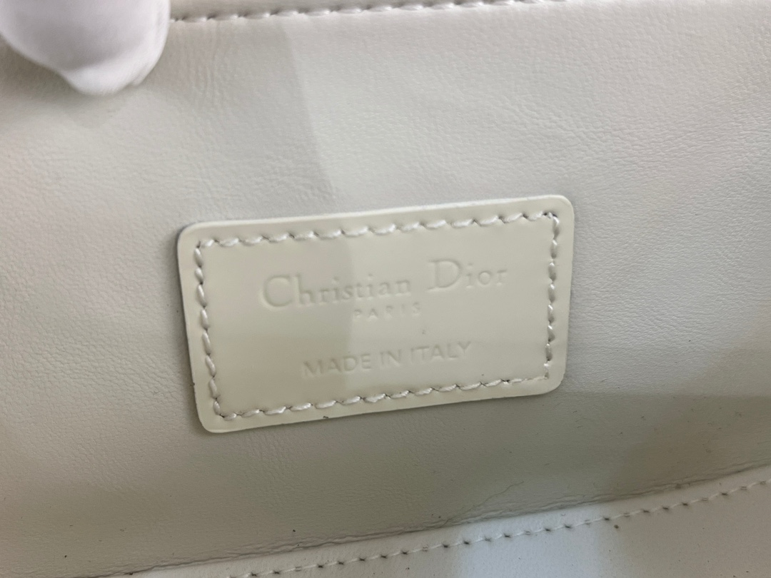 Small 30 Montaigne Avenue Top Handle White Patent Cowhide No. M9370UNQA This 30 Montaigne Avenue Top Handle is a new addition to the Winter 2014 Ready-to-Wear collection, showcasing elegance and modern style in beautifully crafted, durable and richly textured blue patent cowhide. Dior's craftsmanship is evident on the flap embellished with a vintage gold-tone metal CD logoDouble compartment with sewn-in triangular liningAn additional back pocket for added practicalitySmaller version with leather top handles and adjustable, removable shoulder strapCan be carried by hand, over the shoulder or cross-bodyFront embellished with the CD logoFlap closureLeather top handlesAdjustable, removable leather shoulder strapTwo interior compartments2 internal slit pocketsBack pocket with dust bag PouchMade in ItalyModel No.: 6530Size: 19 x 9 x 8-High Fake Factory