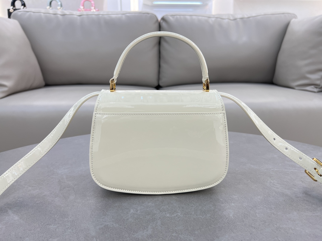 Medium 30 Montaigne Ave... White patent leather No. M9371UNQA This 30 Montaigne Avenue Top Handle is a new addition to the Ready-to-Wear collection for Winter 2014, offering elegance and modernity in a beautifully durable, richly textured blue patent cowhide leather that is a testament to Dior's mastery of craftsmanship. Triangular shaped lining and a back pocket for added practicalityMedium size with leather top handle and adjustable, removable shoulder strapCan be worn hand-carried, over the shoulder or cross-bodyFront adorned with the CD logoFlap closureLeather top handleAdjustable, removable leather shoulder strapTwo interior compartmentsInterior pocketInterior pocketBack pocket with dust bagMade in ItalyModel No. 6531Measurements:19×12×6-High-impression factory