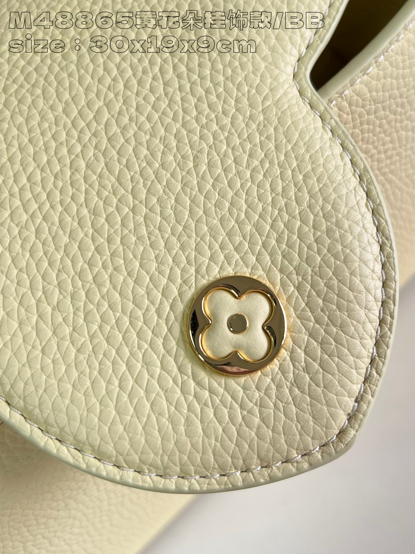 P2400 M48865 Yellow Flower Charm/Small This medium Capucines East-West bag is made from grained cowhide leather that gives a chic luster to metal pieces such as the octagonal chain links. The detachable Arty chain illuminates the long, slender silhouette and the interior features a zippered pocket and a patch pocket. 30 x 19 x 9 cm (L x H x W).