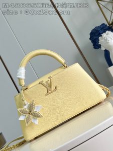 P2400 M48865 Yellow Flower Charm/Small This medium Capucines East-West bag is made from grained cowhide leather that gives a chic luster to metal pieces such as the octagonal chain links. The detachable Arty chain illuminates the long, slender silhouette and the interior features a zippered pocket and a patch pocket. 30 x 19 x 9 cm (L x H x W).