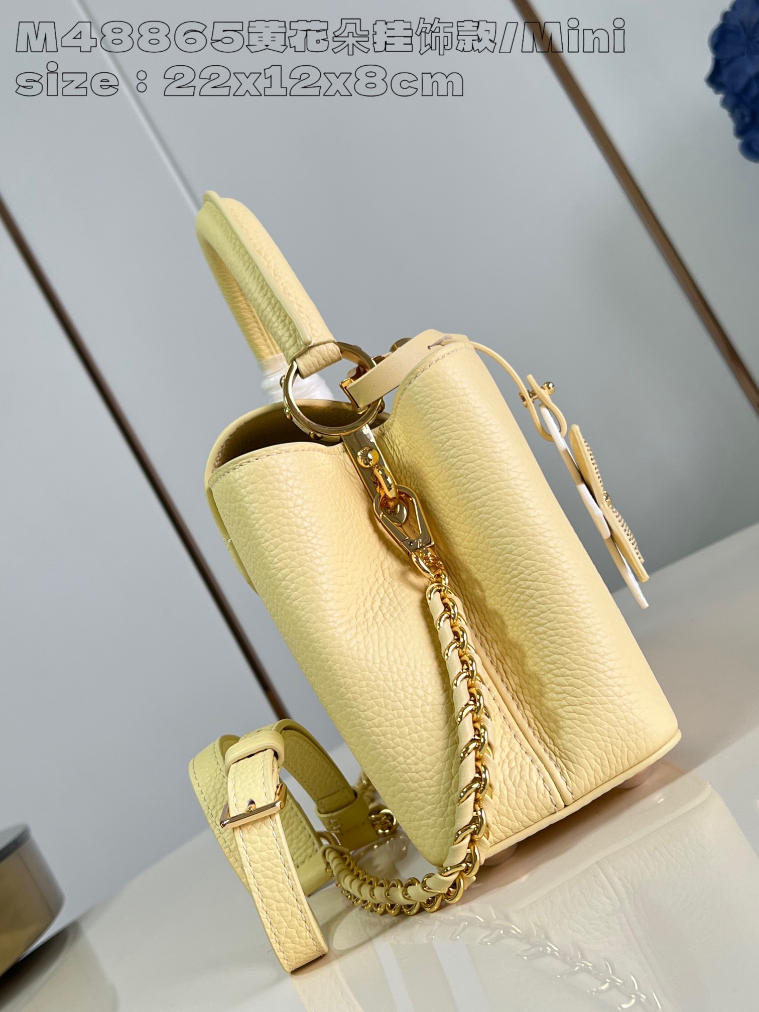 P2200 M8865 Yellow Flower Charm/Mini M11351 This Capucines East-West mini bag in Taurillon cowhide leather is rendered in the bright hues of a late summer afternoon and finished with a detachable Monogram floral leather trim for a touch of spunky interest. 22 x 12 x 8 cm (L x H x W) N