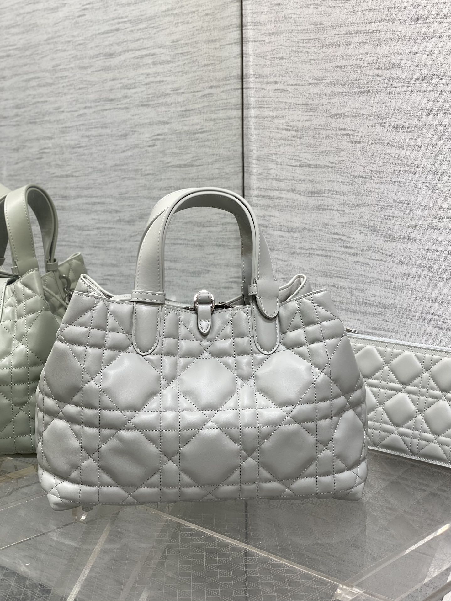 图片[3]-P1640中号
Toujours系列秋冬最新云雾灰有点太美了高颜值大包包颜色非常清新让人眼前一亮轻松拿捏高级感超大菱格的设计搭配经典的字母配饰摩登时尚感十足包身结构十分柔软小牛皮材质高级感满满别具一格的扣饰扣合时侧面可折叠容量非常nice还贴心的配有一枚内袋方便收納小物品哦
size:28.5*19*21cm-高仿包包