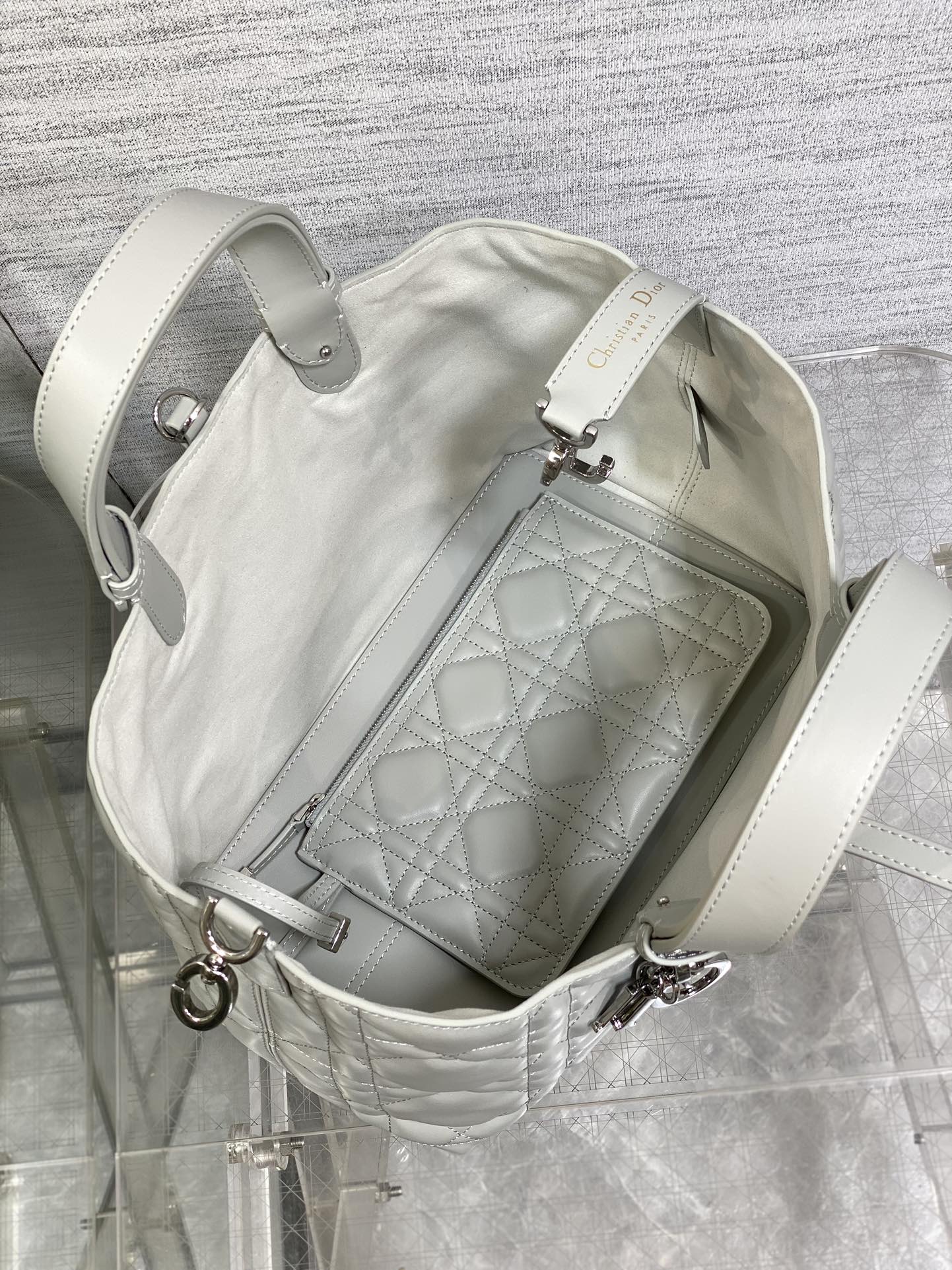 图片[8]-P1640中号
Toujours系列秋冬最新云雾灰有点太美了高颜值大包包颜色非常清新让人眼前一亮轻松拿捏高级感超大菱格的设计搭配经典的字母配饰摩登时尚感十足包身结构十分柔软小牛皮材质高级感满满别具一格的扣饰扣合时侧面可折叠容量非常nice还贴心的配有一枚内袋方便收納小物品哦
size:28.5*19*21cm-高仿包包