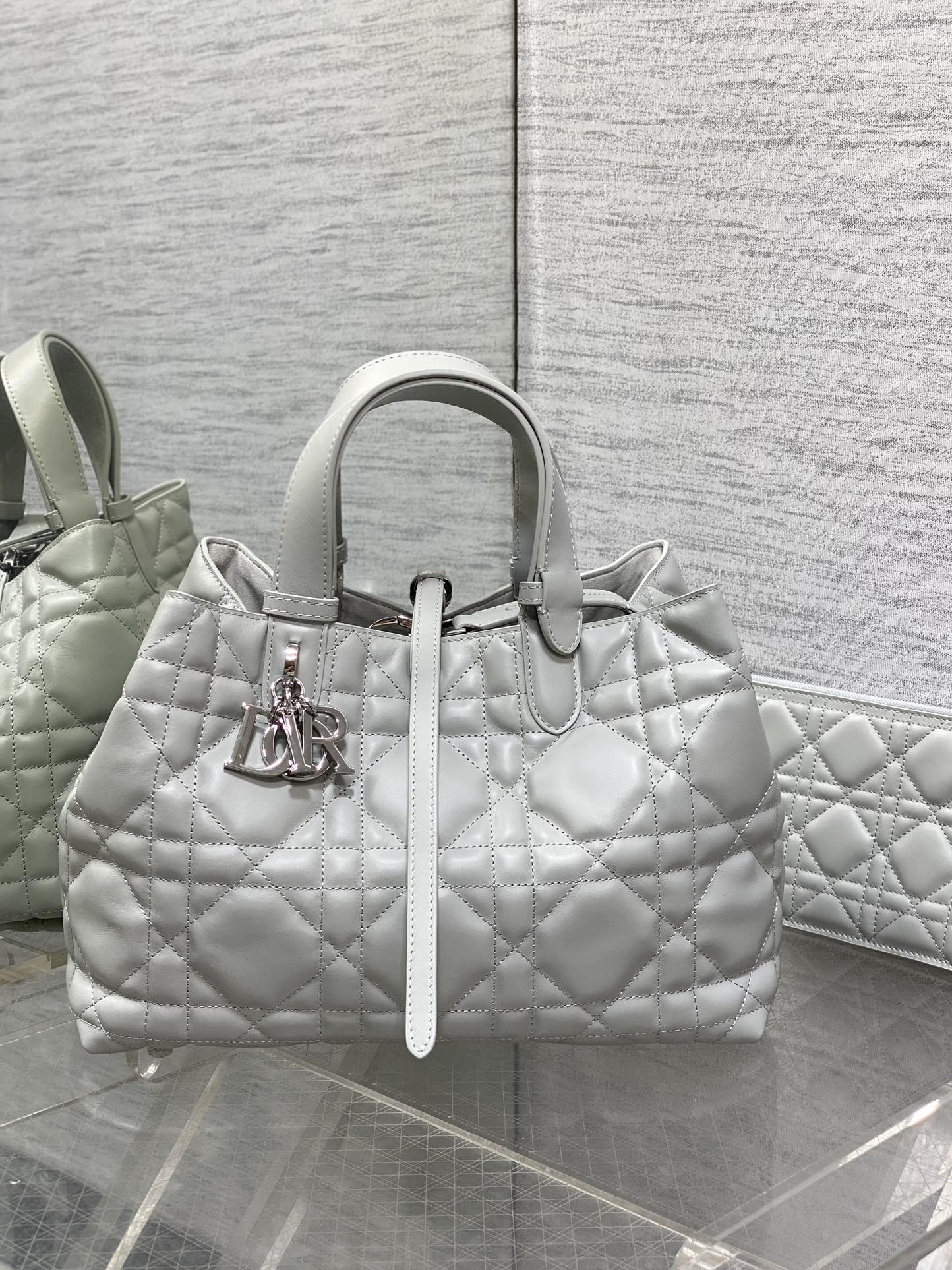 P1640中号
Toujours系列秋冬最新云雾灰有点太美了高颜值大包包颜色非常清新让人眼前一亮轻松拿捏高级感超大菱格的设计搭配经典的字母配饰摩登时尚感十足包身结构十分柔软小牛皮材质高级感满满别具一格的扣饰扣合时侧面可折叠容量非常nice还贴心的配有一枚内袋方便收納小物品哦
size:28.5*19*21cm-高仿包包