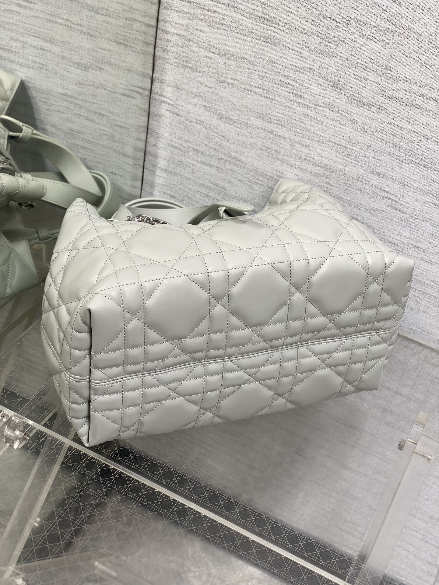 图片[7]-P1640中号
Toujours系列秋冬最新云雾灰有点太美了高颜值大包包颜色非常清新让人眼前一亮轻松拿捏高级感超大菱格的设计搭配经典的字母配饰摩登时尚感十足包身结构十分柔软小牛皮材质高级感满满别具一格的扣饰扣合时侧面可折叠容量非常nice还贴心的配有一枚内袋方便收納小物品哦
size:28.5*19*21cm-高仿包包