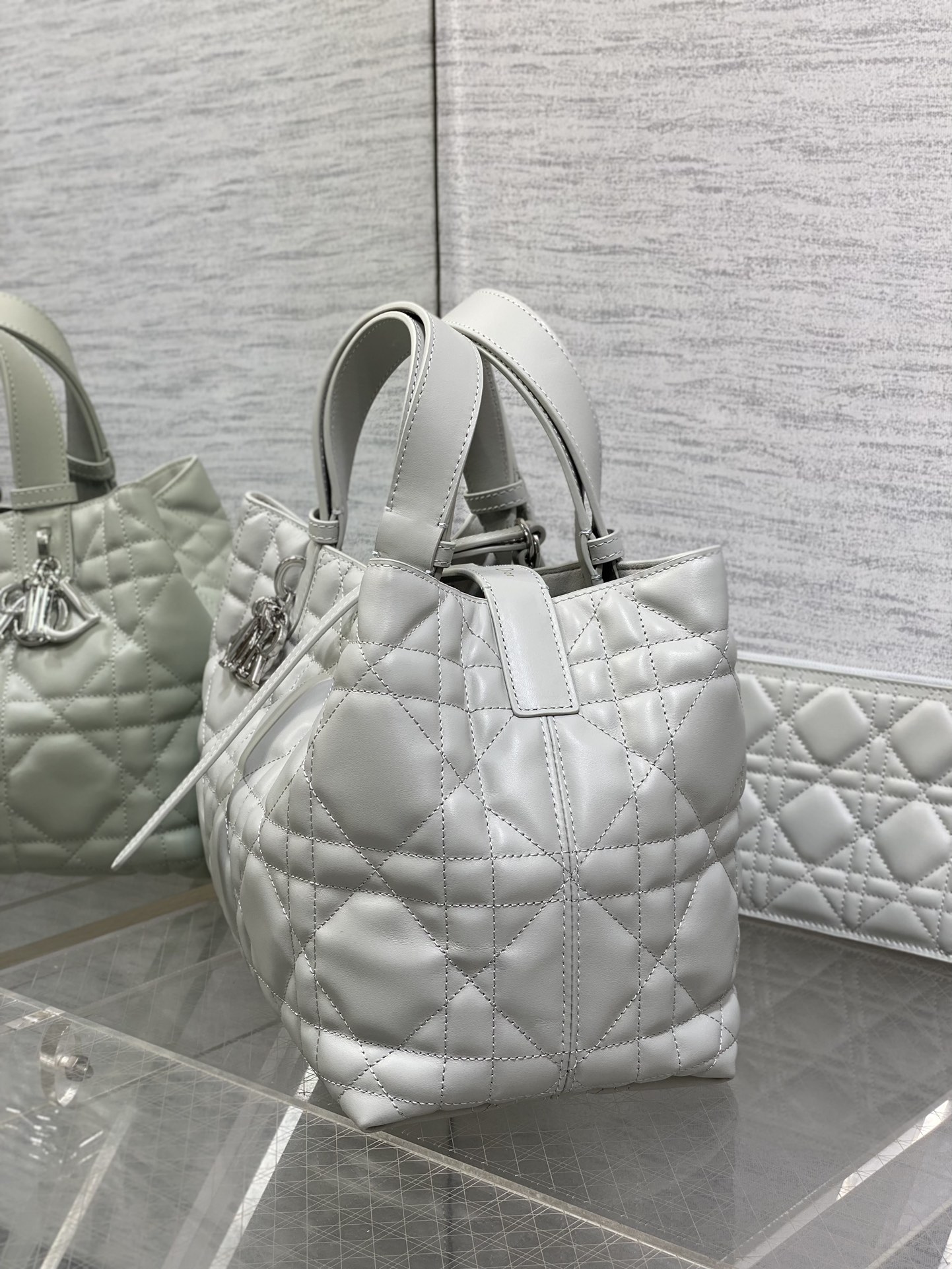 图片[6]-P1640中号
Toujours系列秋冬最新云雾灰有点太美了高颜值大包包颜色非常清新让人眼前一亮轻松拿捏高级感超大菱格的设计搭配经典的字母配饰摩登时尚感十足包身结构十分柔软小牛皮材质高级感满满别具一格的扣饰扣合时侧面可折叠容量非常nice还贴心的配有一枚内袋方便收納小物品哦
size:28.5*19*21cm-高仿包包