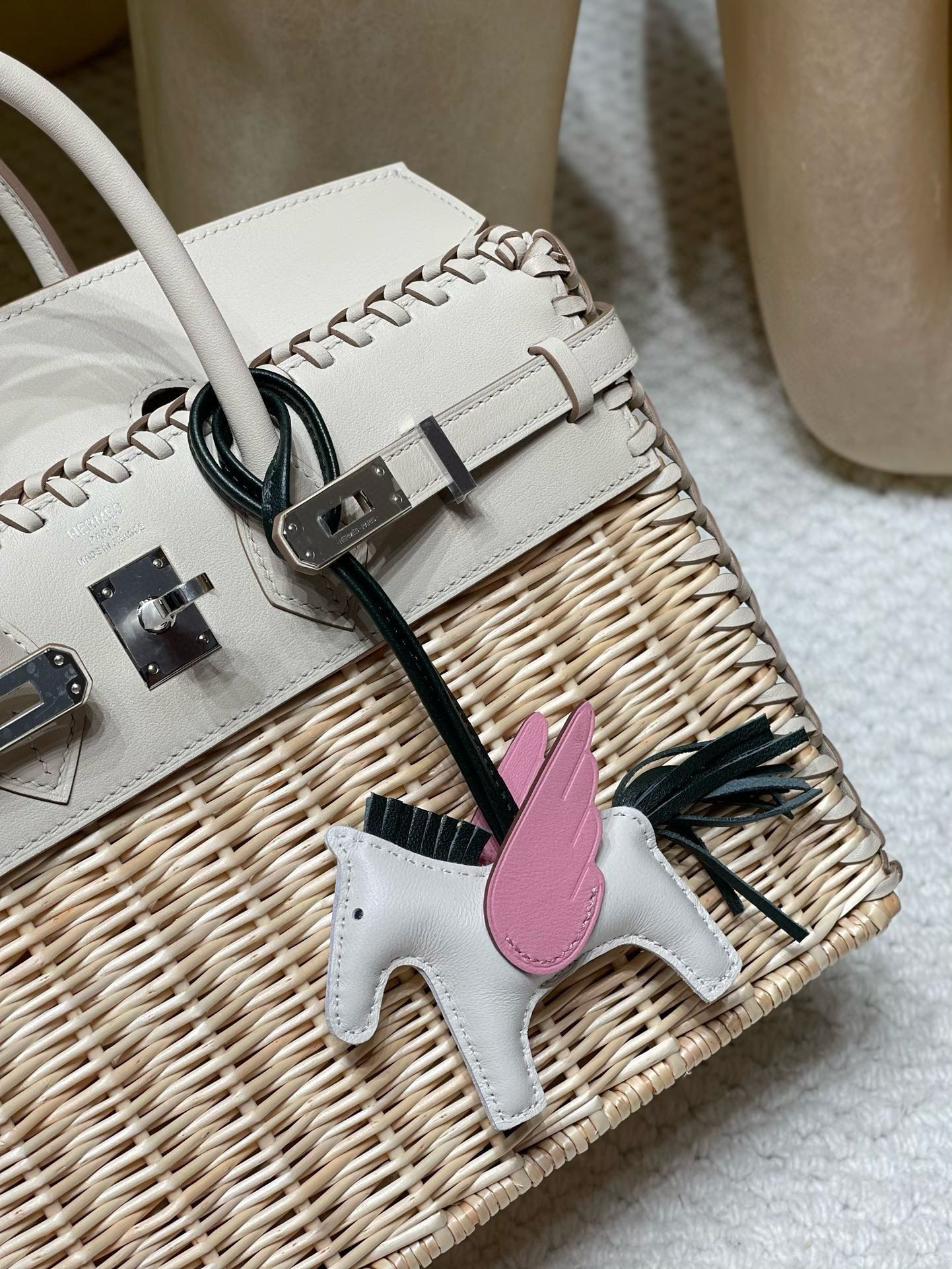 Birkin picnic picnic bag picnic the most luxurious equipment let a person fall in love with the bamboo bag Compared to other materials of the bag, such bamboo more 🈶️ vacation cozy feeling Not only through the fashionable breath, is unique charm! Milkshake White Silver Buckle-High Faux Factory
