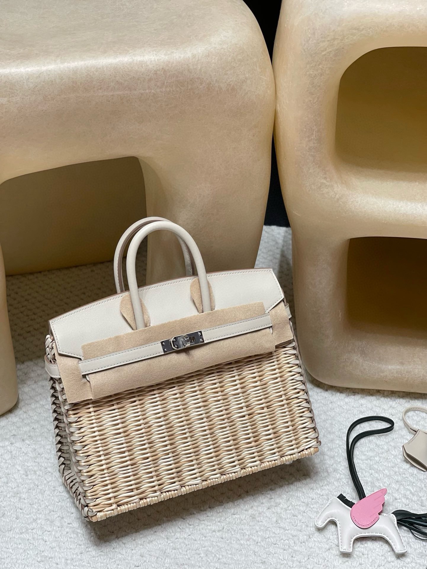 Birkin picnic picnic bag picnic the most luxurious equipment let a person fall in love with the bamboo bag Compared to other materials of the bag, such bamboo more 🈶️ vacation cozy feeling Not only through the fashionable breath, is unique charm! Milkshake White Silver Buckle-High Faux Factory