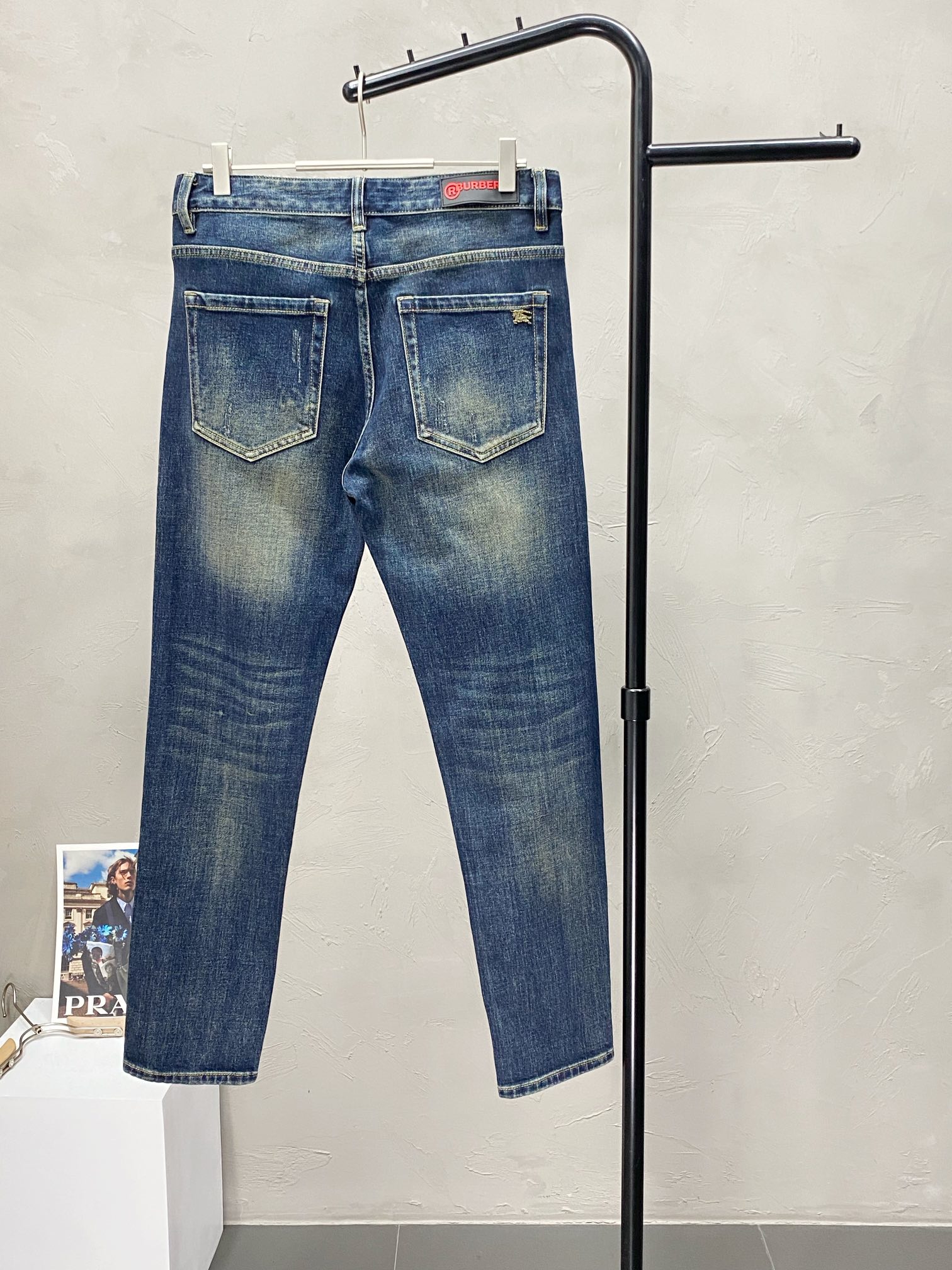 图片[2]-P560 Burberry巴宝莉💥独家专供新款休闲牛仔裤 高端版本！专柜定制面料 透气舒适度高细节无可挑剔品牌元素设计理念体现高品质手感细腻柔软！呈现休闲裁剪上身版型超赞！码数:28-38-高仿包包