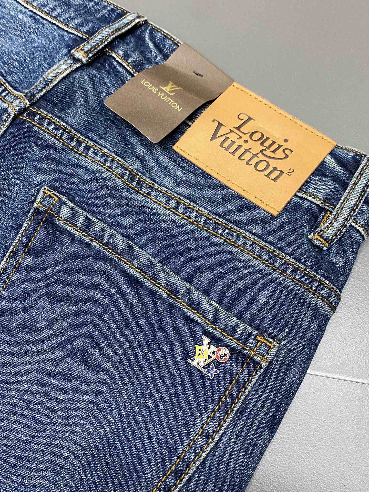 P560 Louis Vuitton Louis Vuitton 💥 Exclusive exclusive new casual jeans High-end version! Counter customized fabrics Breathable comfort high impeccable details brand elements design concept reflects high quality feel delicate and soft! Present casual tailoring on the body shape is superb! Size:28-38