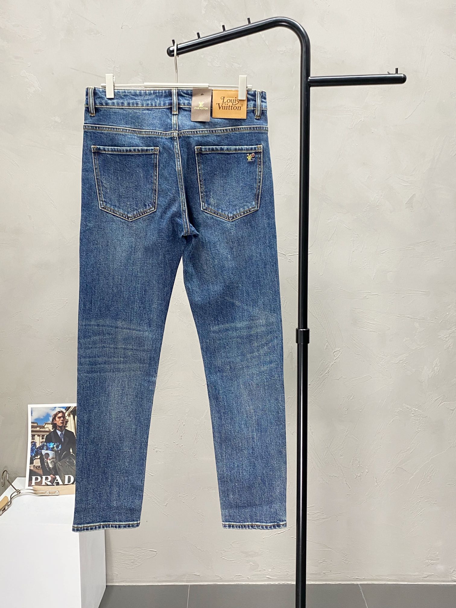 P560 Louis Vuitton Louis Vuitton 💥 Exclusive exclusive new casual jeans High-end version! Counter customized fabrics Breathable comfort high impeccable details brand elements design concept reflects high quality feel delicate and soft! Present casual tailoring on the body shape is superb! Size:28-38